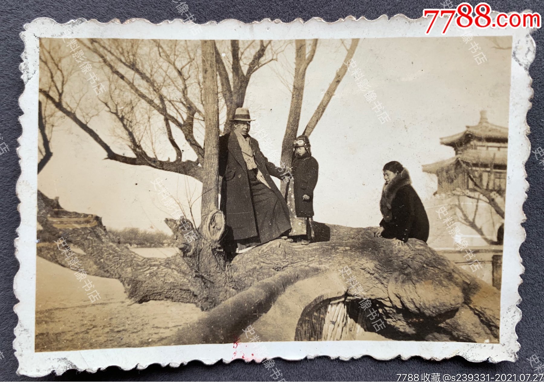 民国时期上流家庭在风景名胜中留影银盐老照片一枚