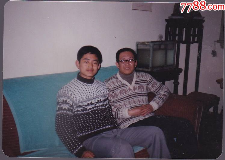 父子居家合影,花毛衣,老式鱼缸