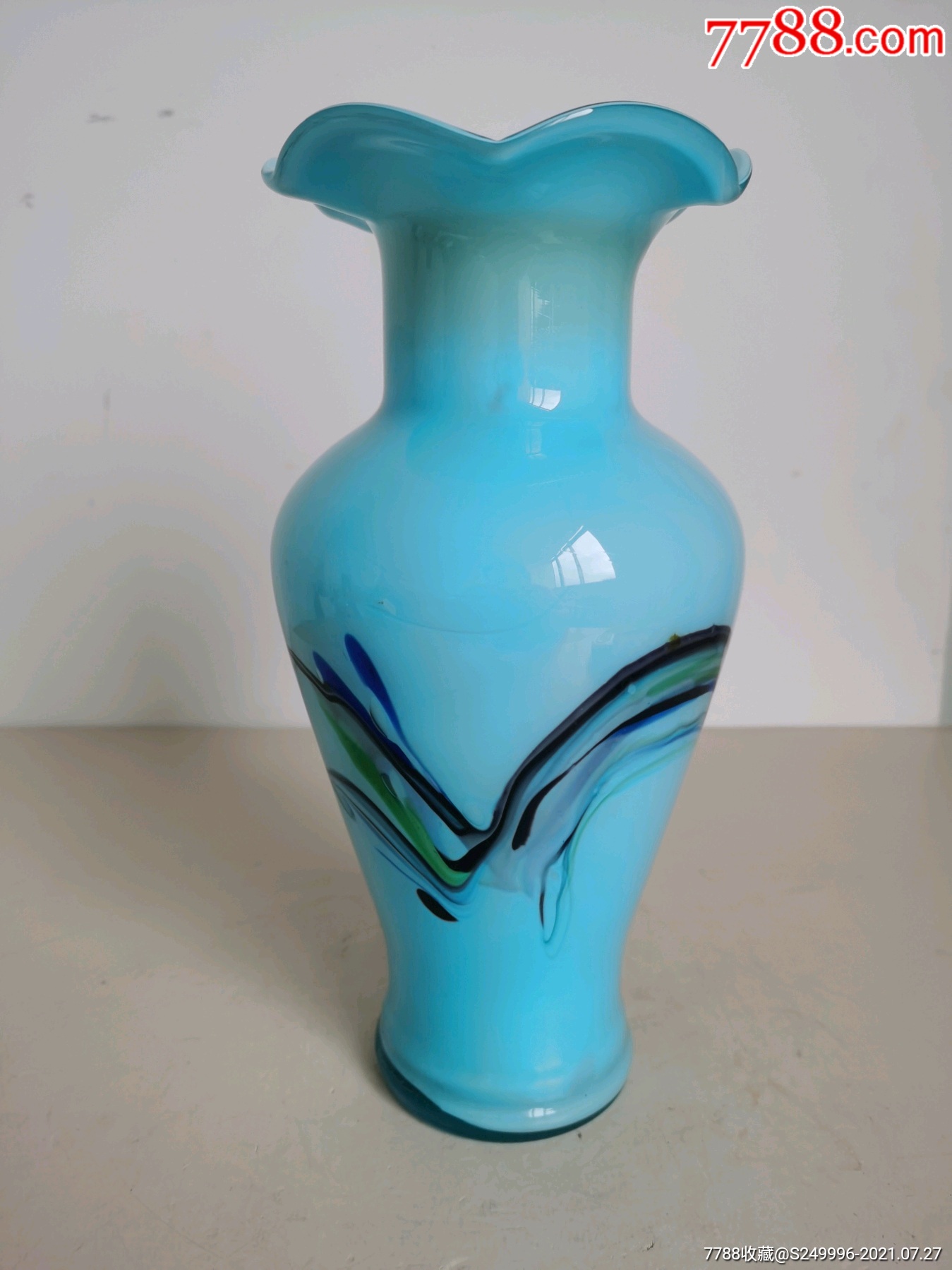 怀旧蓝色老琉璃花瓶