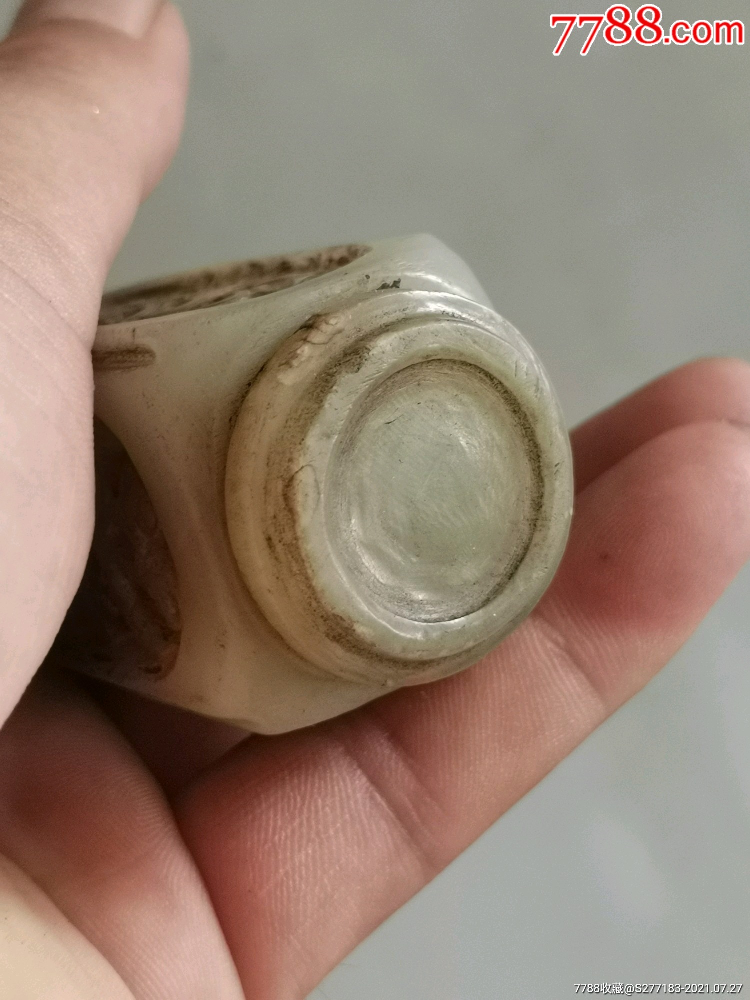 明清时期中心能转动的玉鼻烟壶一个,外面方形镂空刻花,里面能转动