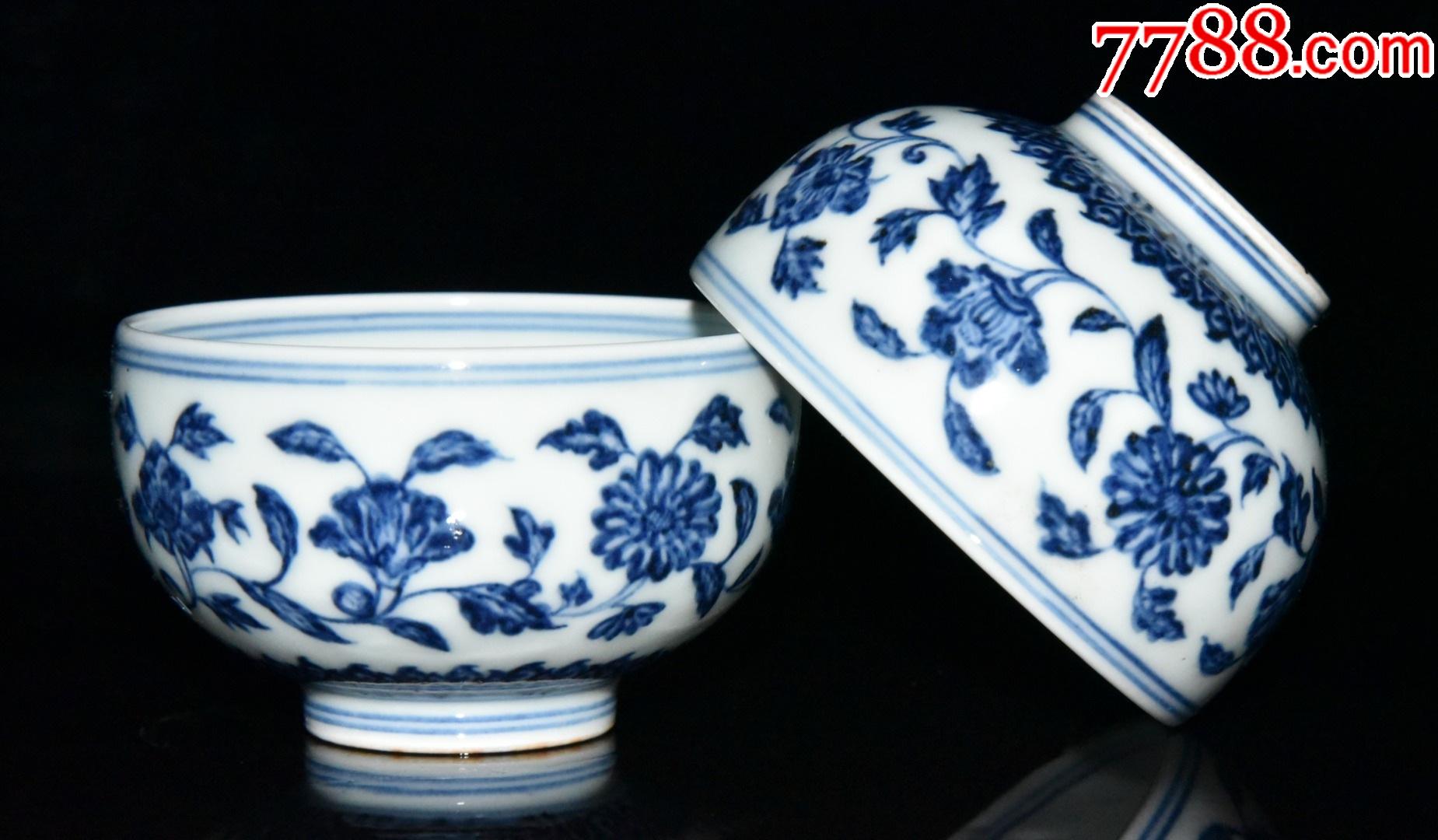 青花缠枝花卉杯一对(现代工艺品)