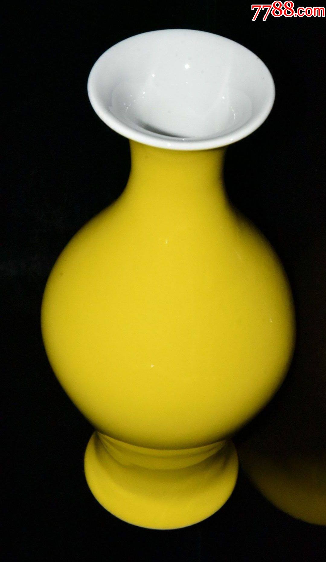 黄釉橄榄瓶现代工艺品