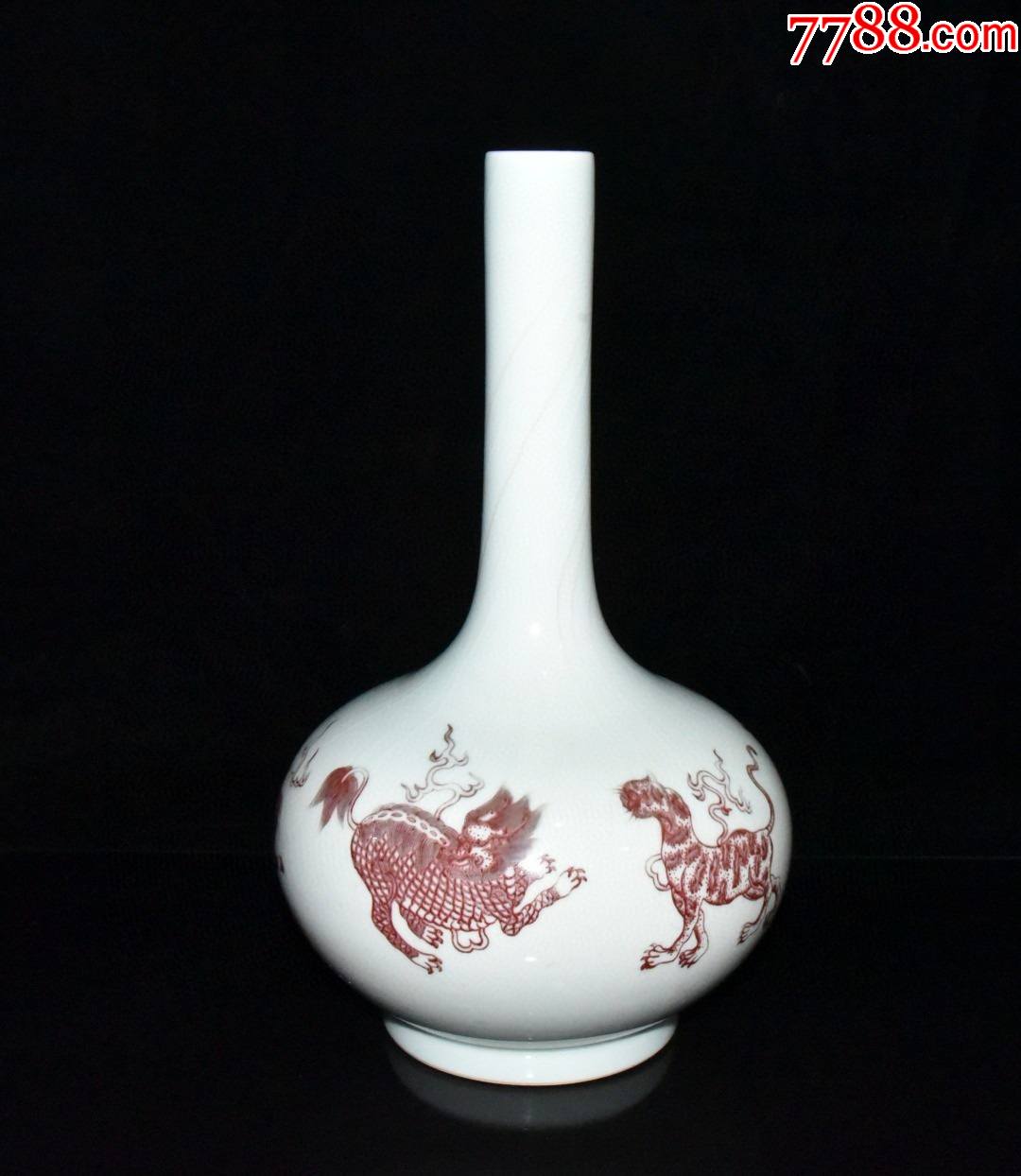 釉里红开片兽纹胆瓶(现代工艺品)