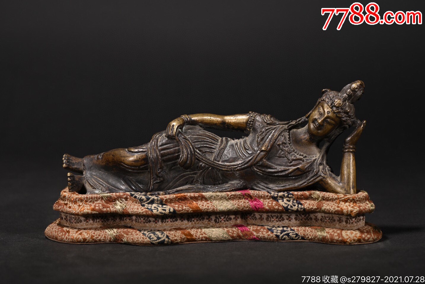 藏地非常经典的一尊老铜菩萨观音卧像