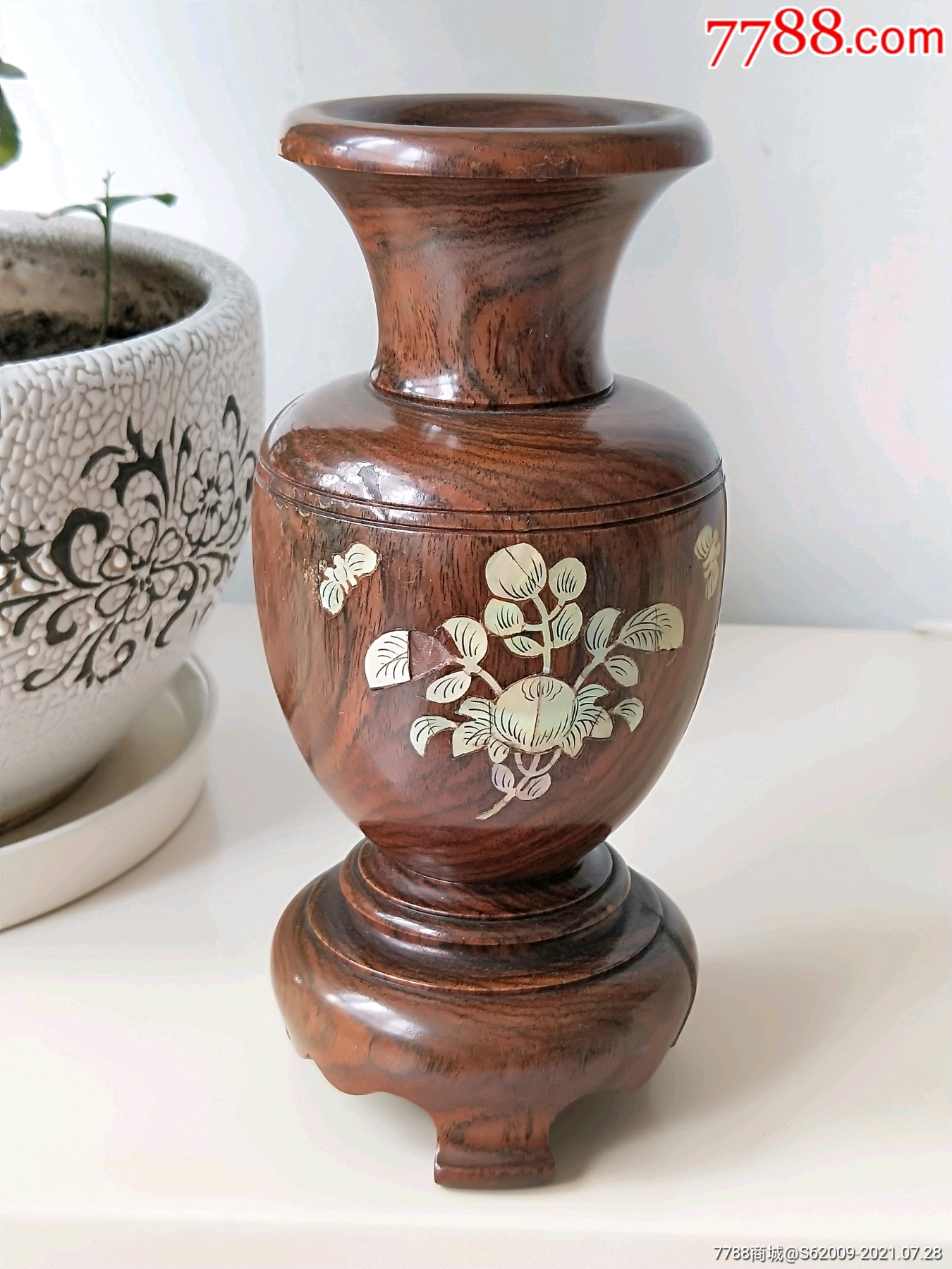 六七十年代花梨木镶螺钿带底座花瓶