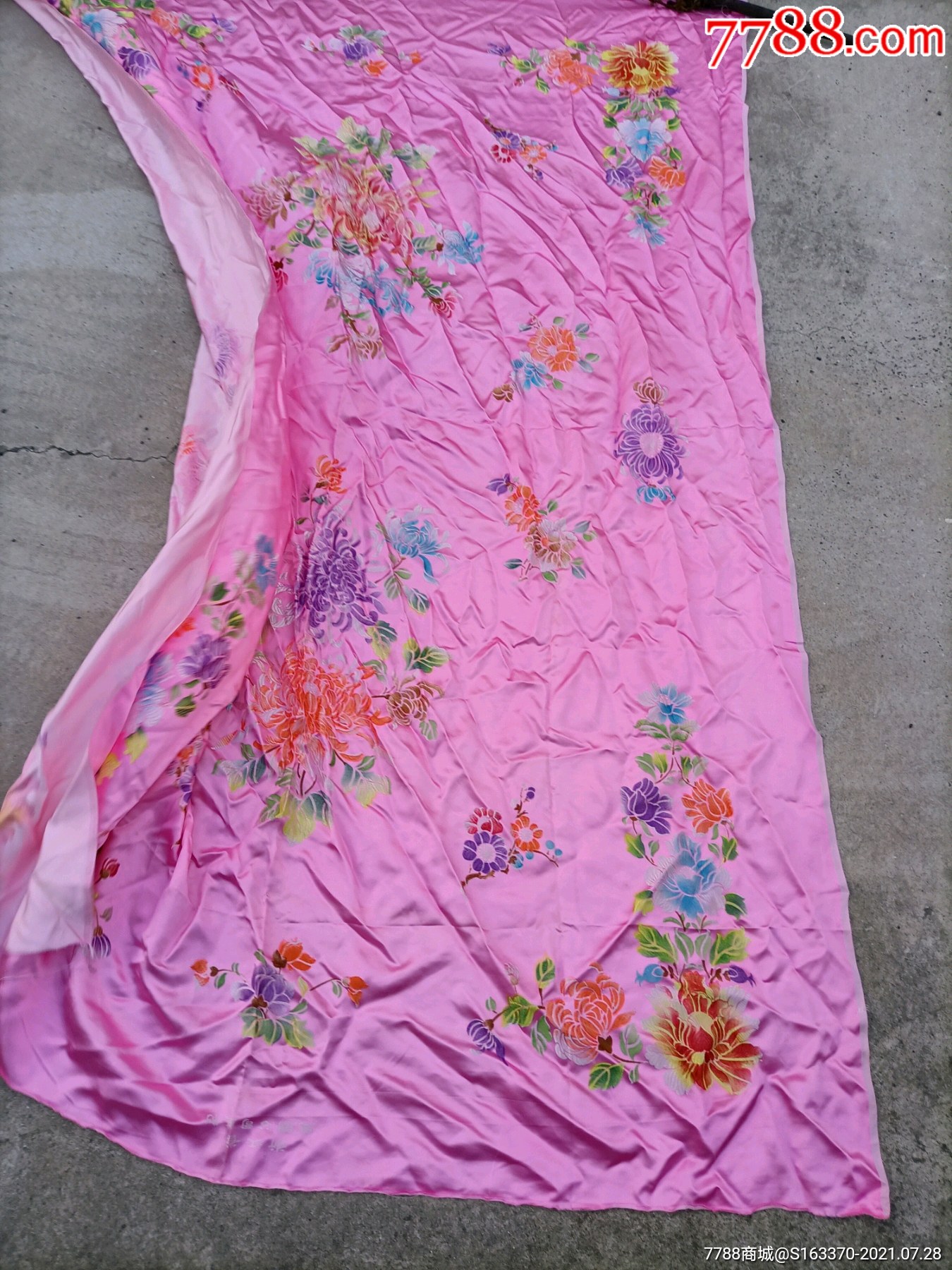 全新丝绸被面真丝软缎面,不含化纤,全新无针眼,品相如图,不议价感兴趣