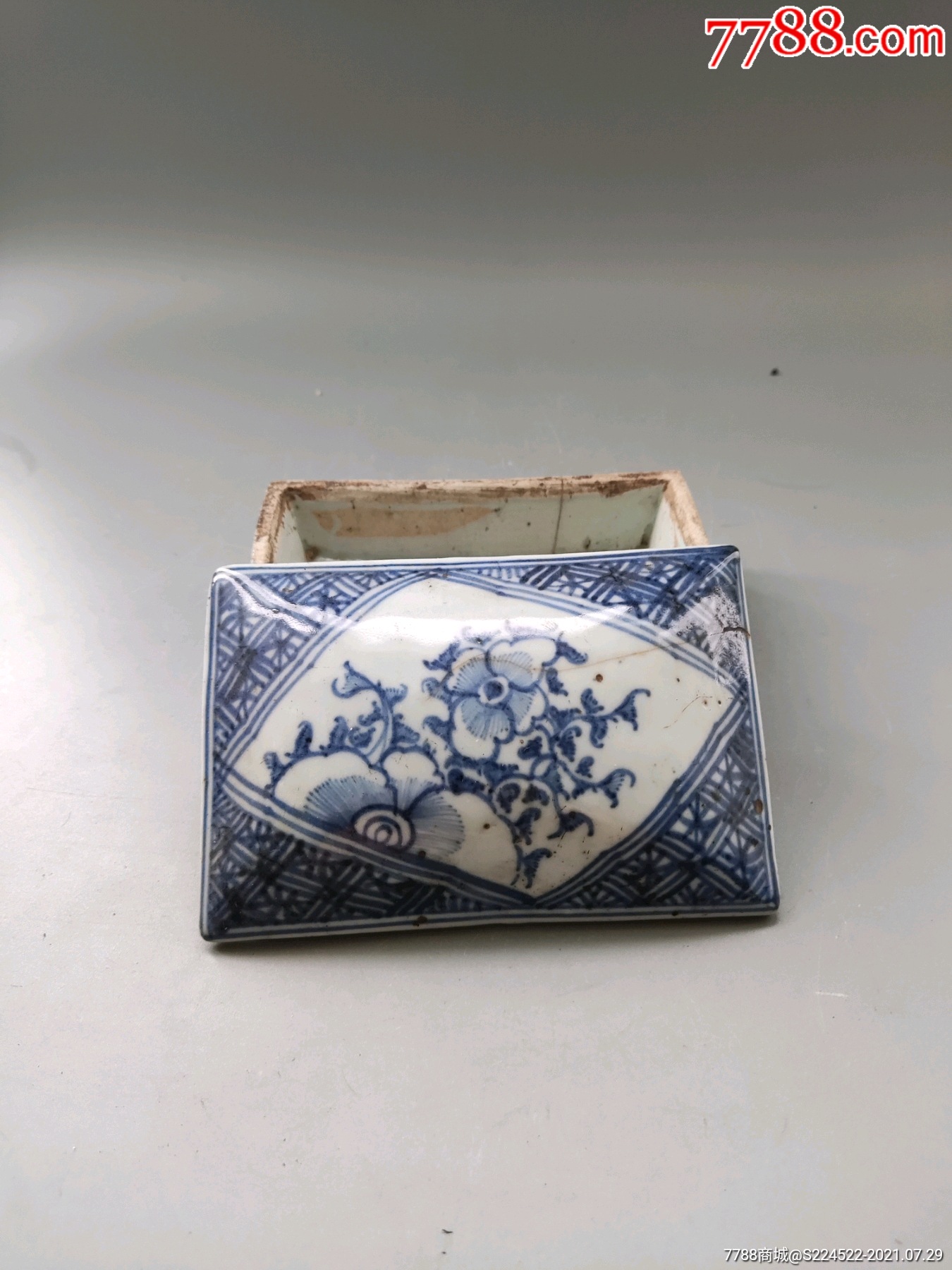 乾隆青花开窗花卉印泥盒