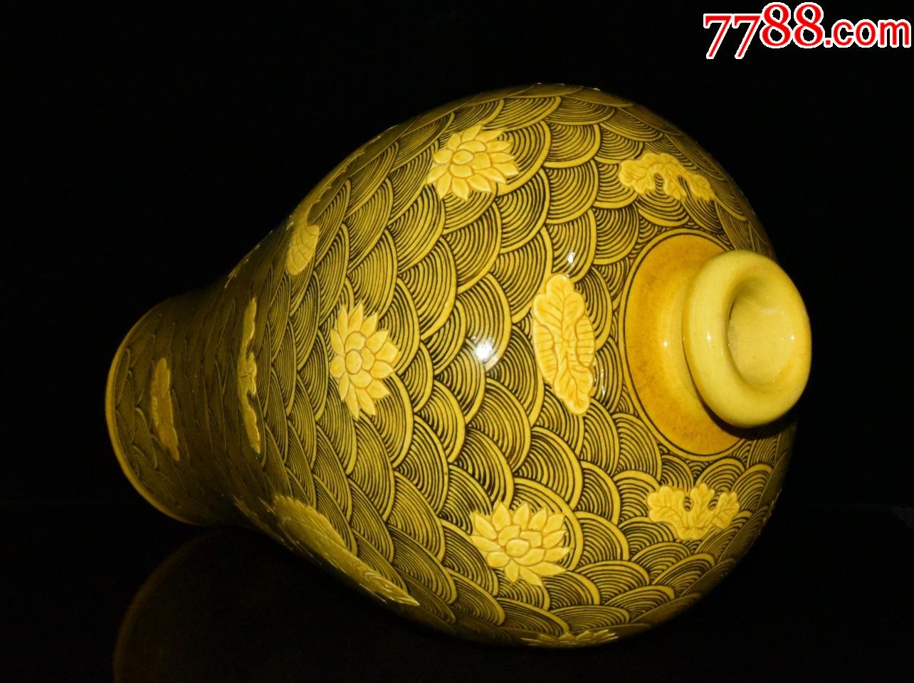 黄釉墨彩雕刻连年有余梅瓶(现代工艺品)_黄釉瓷_第6张_7788瓷器
