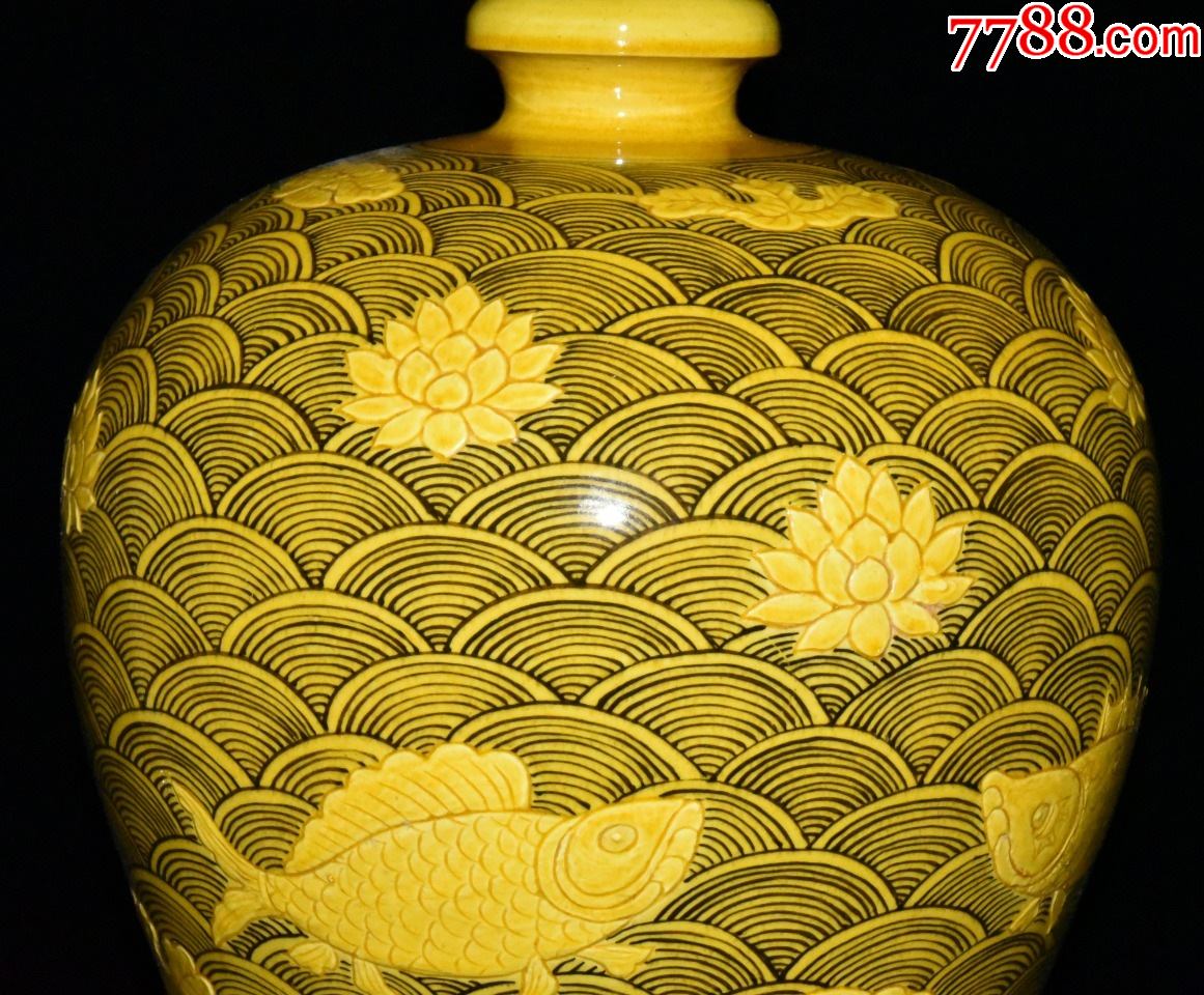 黄釉墨彩雕刻连年有余梅瓶(现代工艺品)_黄釉瓷_第8张_7788瓷器