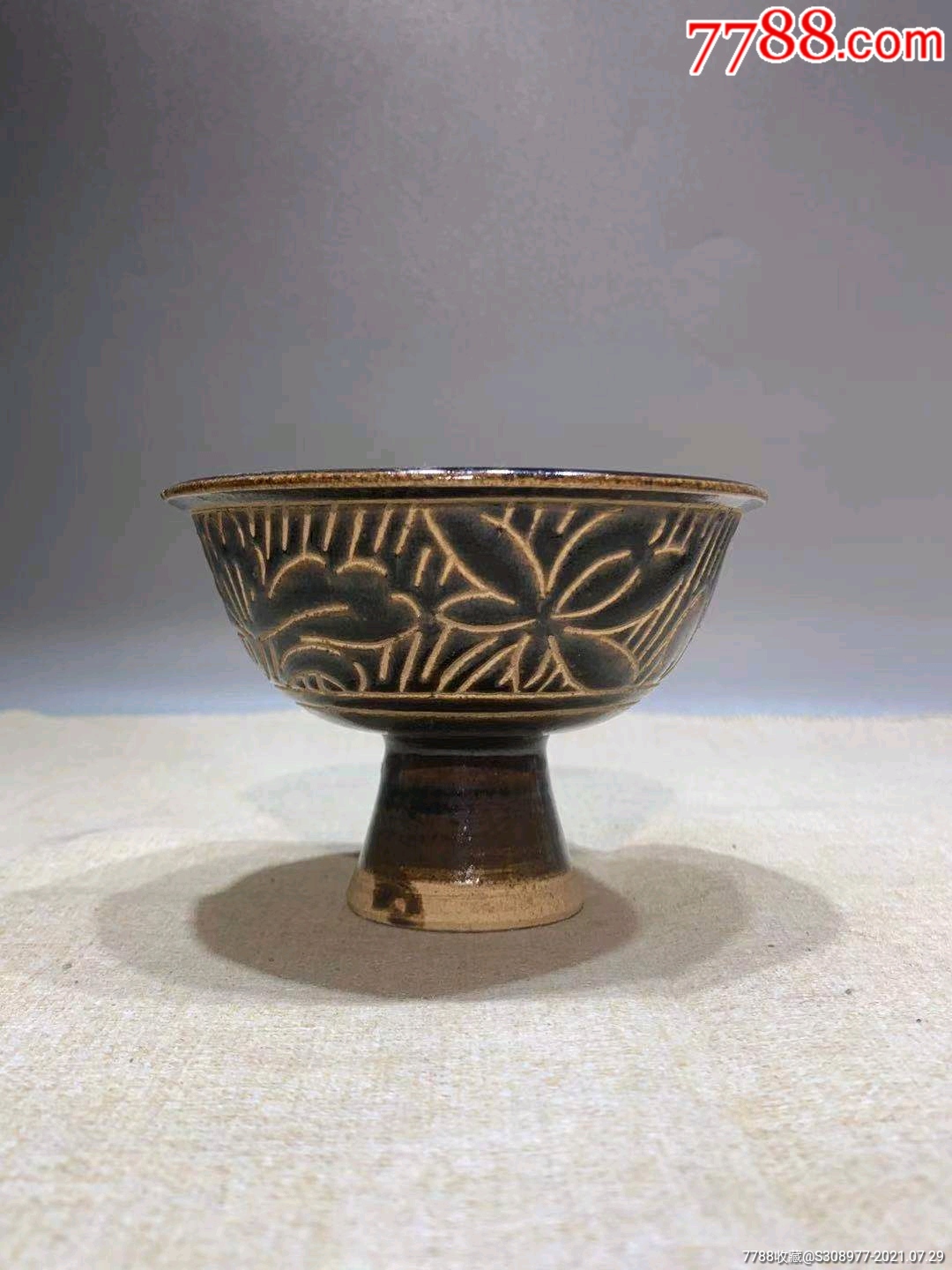 宋代磁州窑黑釉刻花高足杯