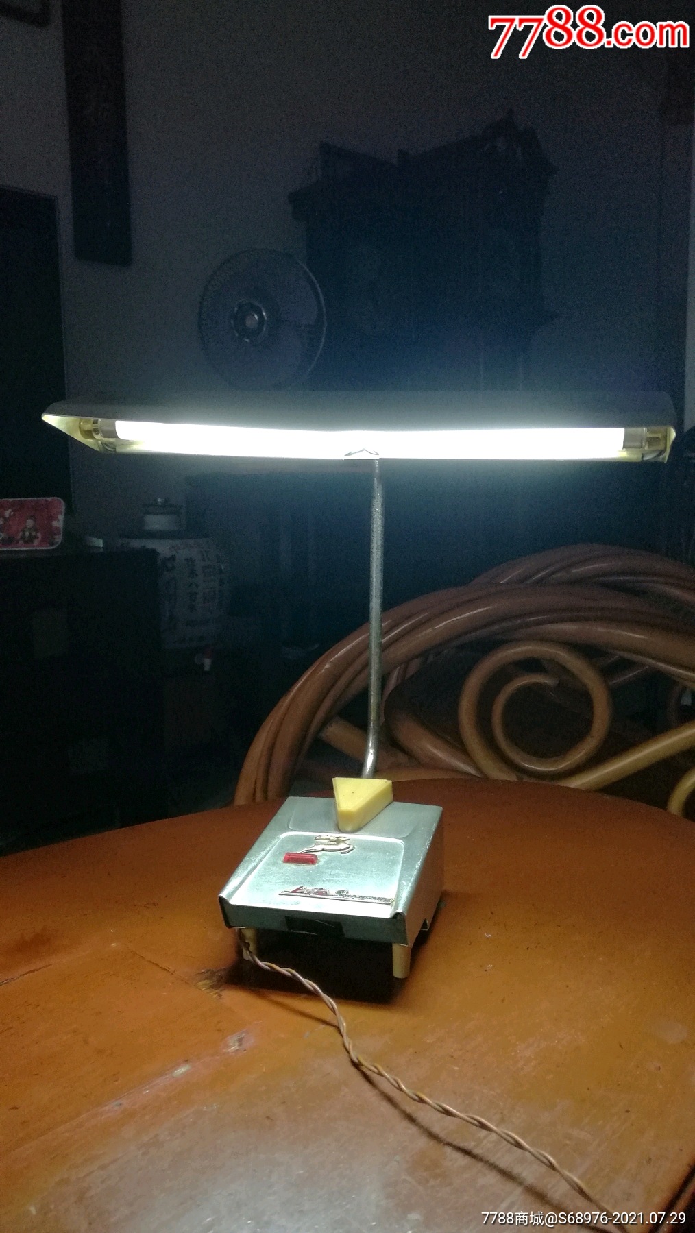 老台灯,70年代鹿牌8w灯管金属台灯,使用正常,可做影视道具,怀旧摆件