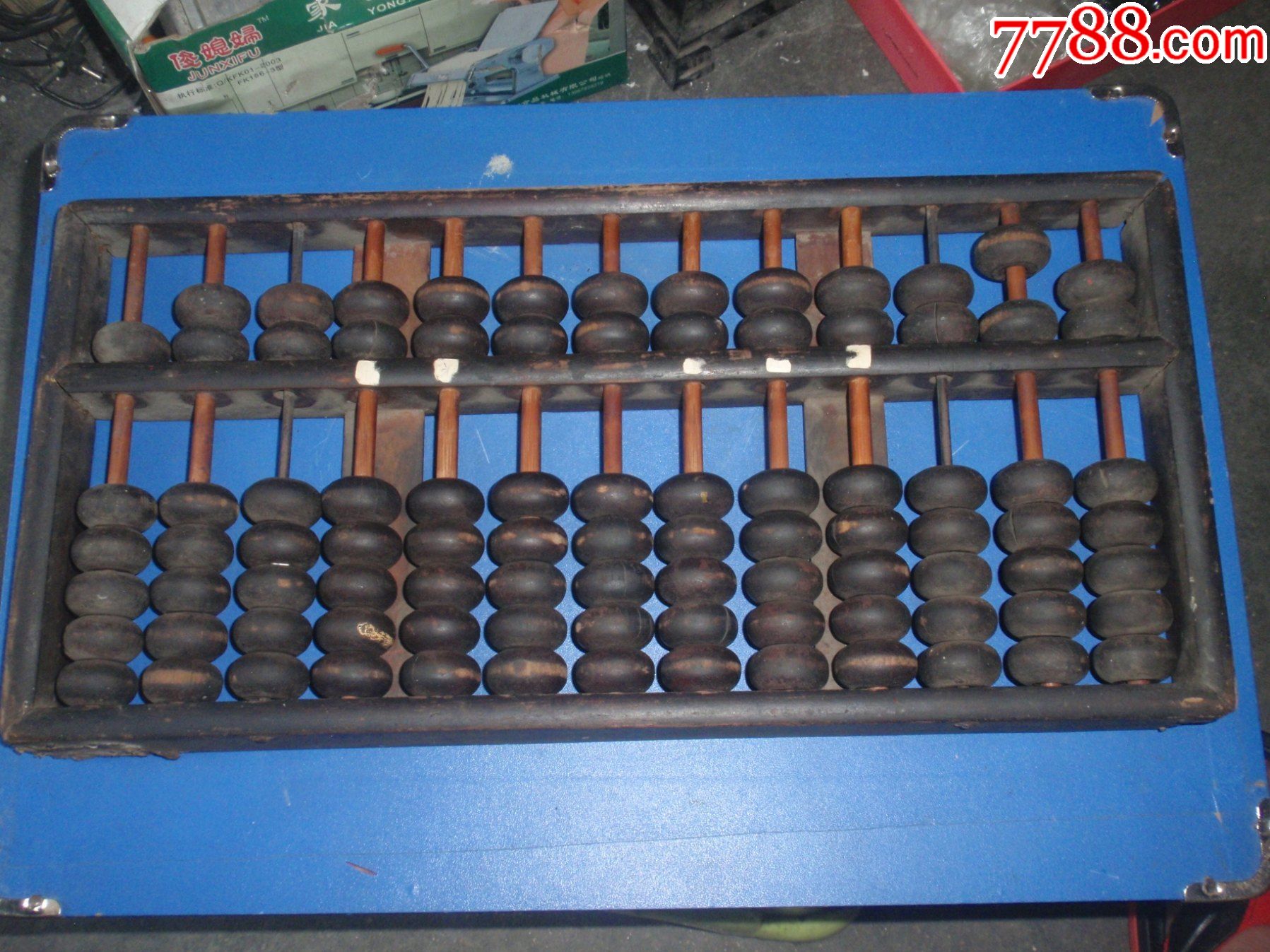 红木13格算盘品相尺寸请见图