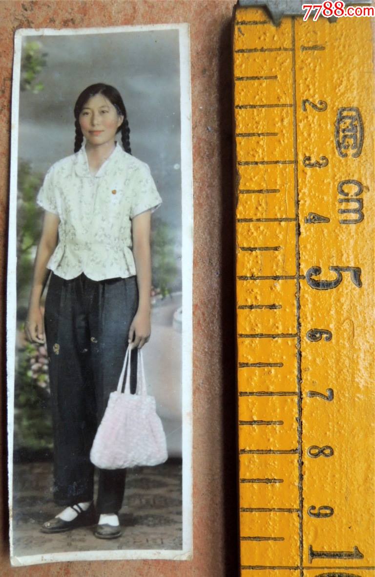 老照片收藏21061360年代时髦碎花短衬衣美女拎包照手工上色