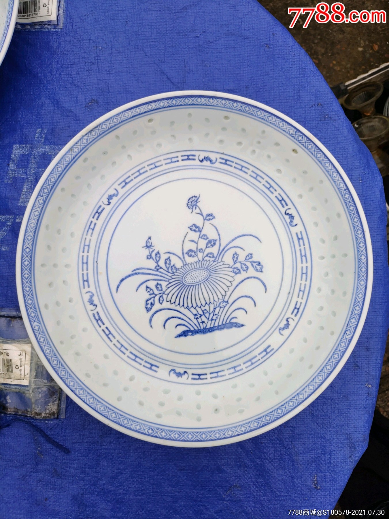 3厘米米字工字蝙蝠纹边饰兰花图青花玲珑大盘一个,_青花瓷_温州丽子