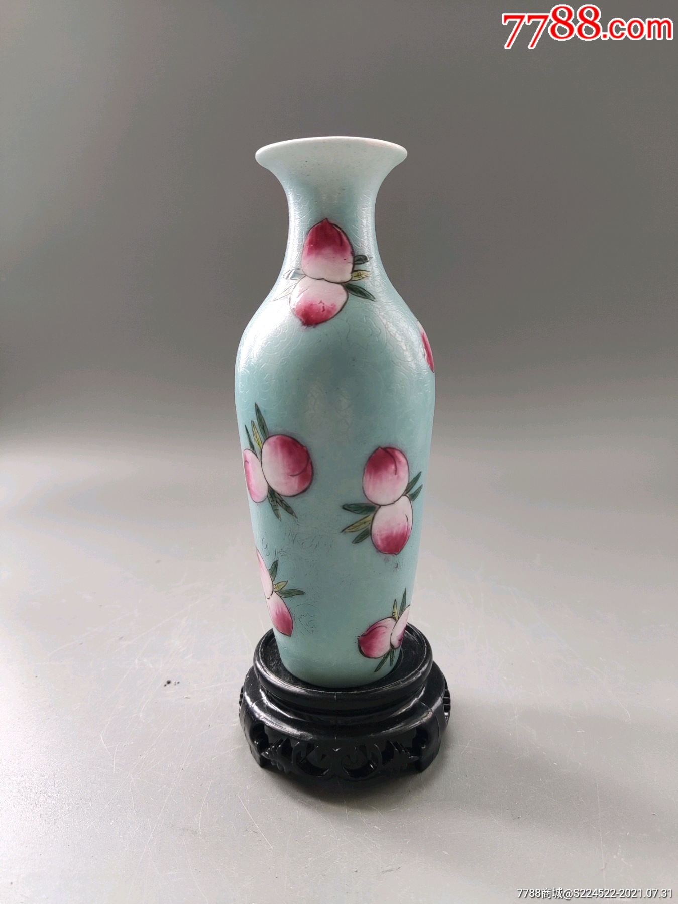 民国绿底轧道寿桃柳叶瓶