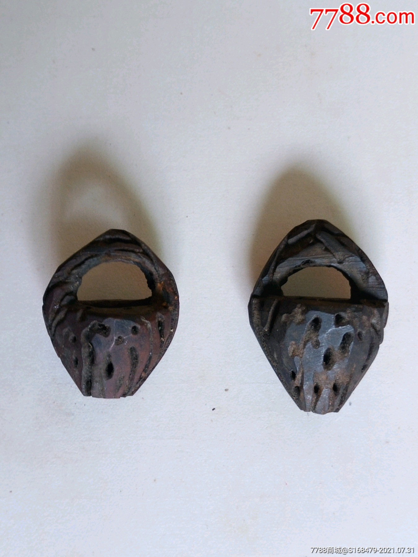 民国桃核雕花篮一对