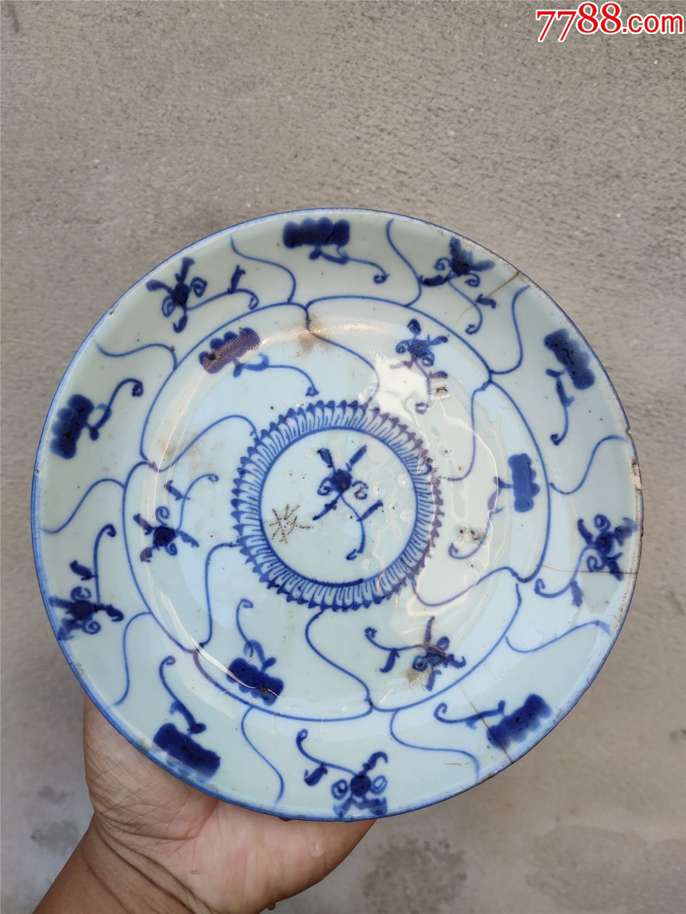 冲线的青花瓷器盘子冲线如图所示