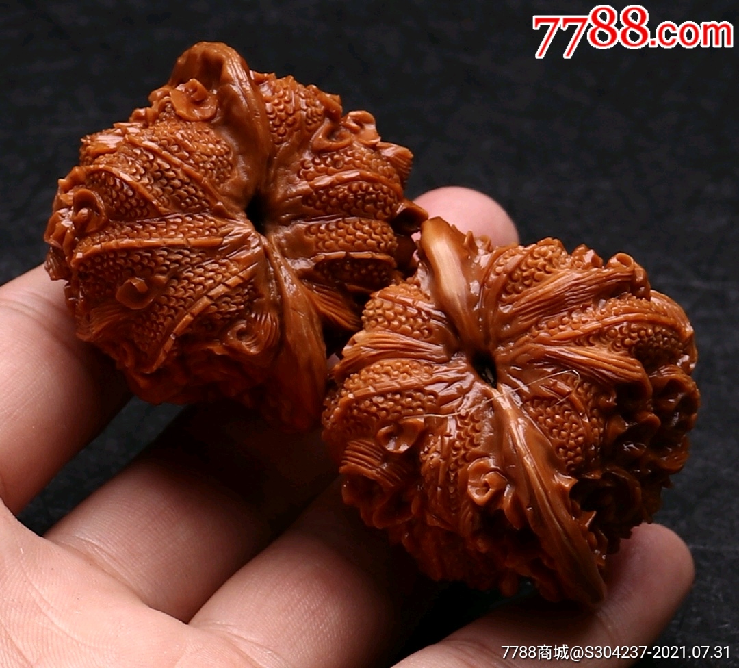 纯手工雕刻核桃双龙戏珠