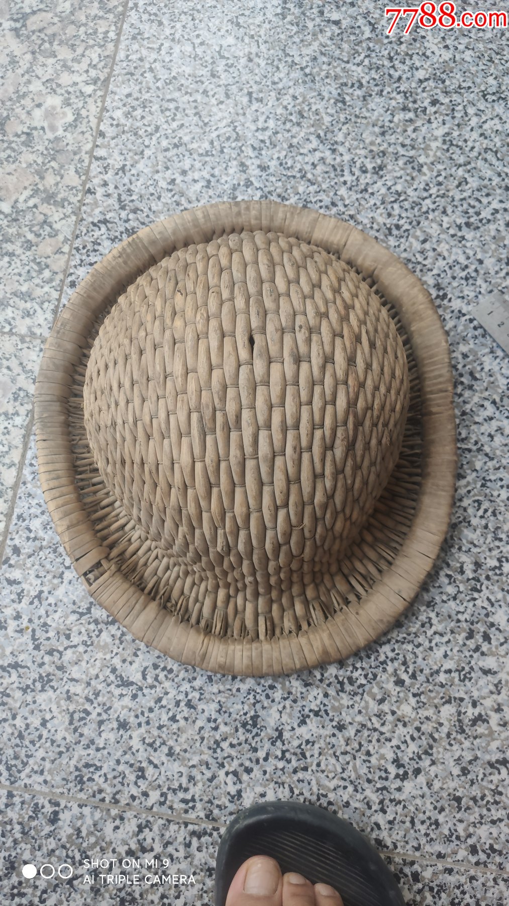 一个老的藤编草编安全帽