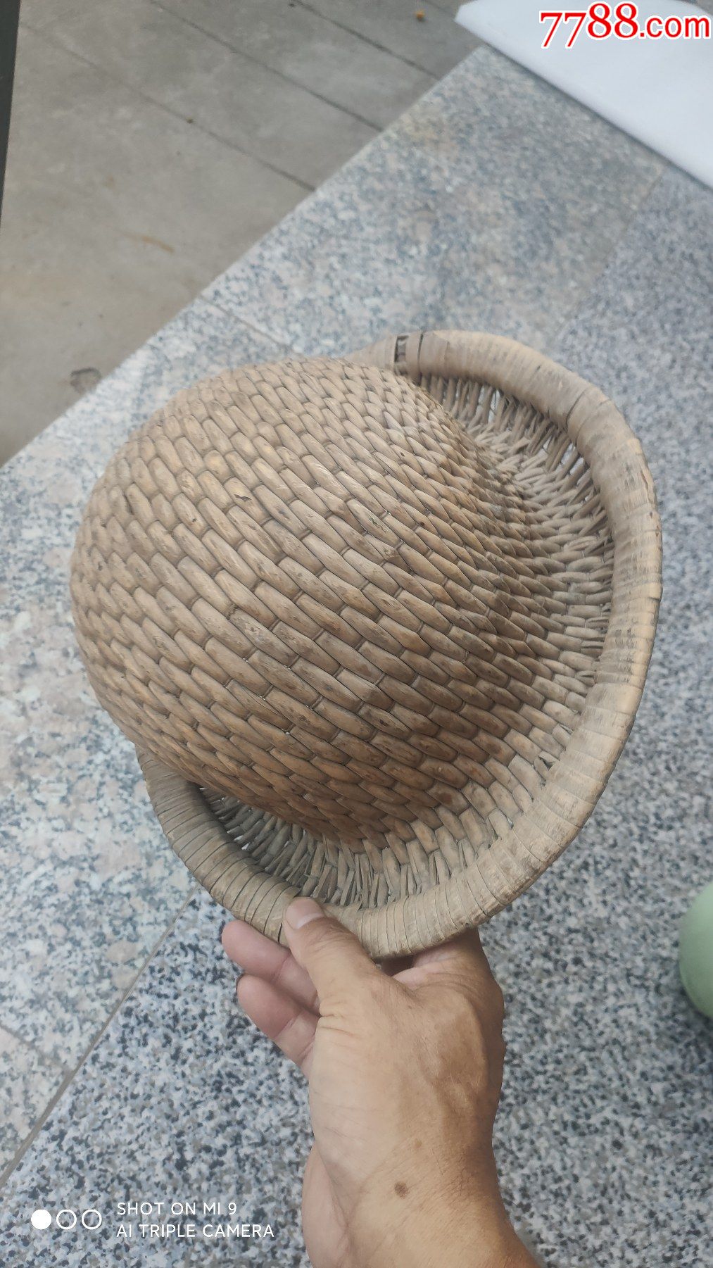 一个老的藤编草编安全帽