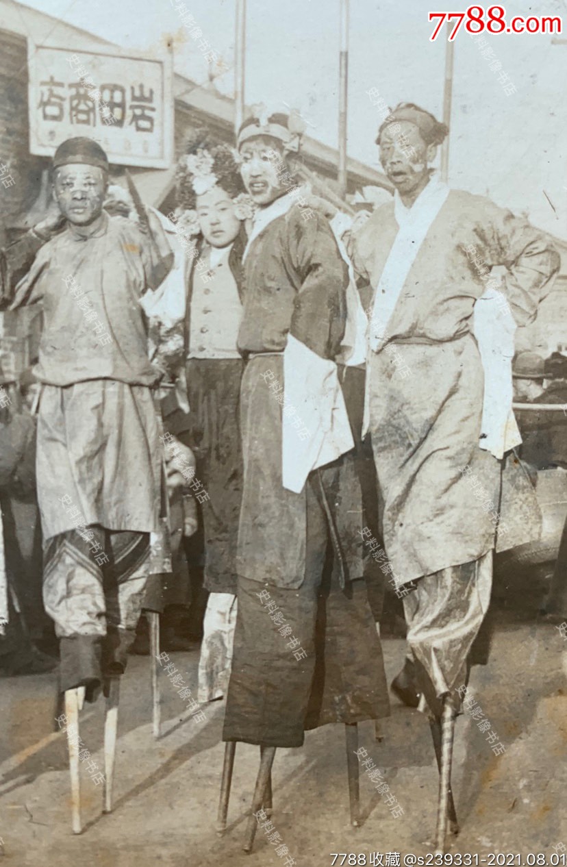 【民俗旧影】伪满时期东北闹市街头的高跷秧歌表演银盐老照片一枚