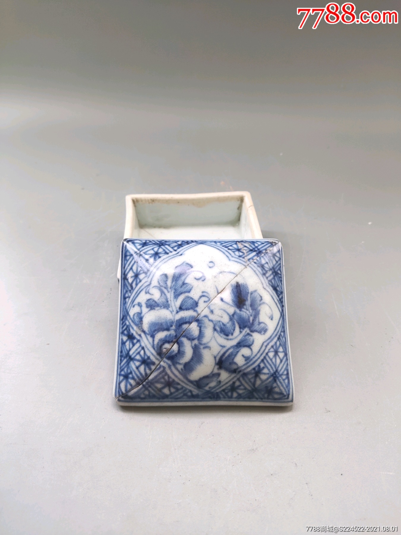 乾隆青花花卉印泥盒