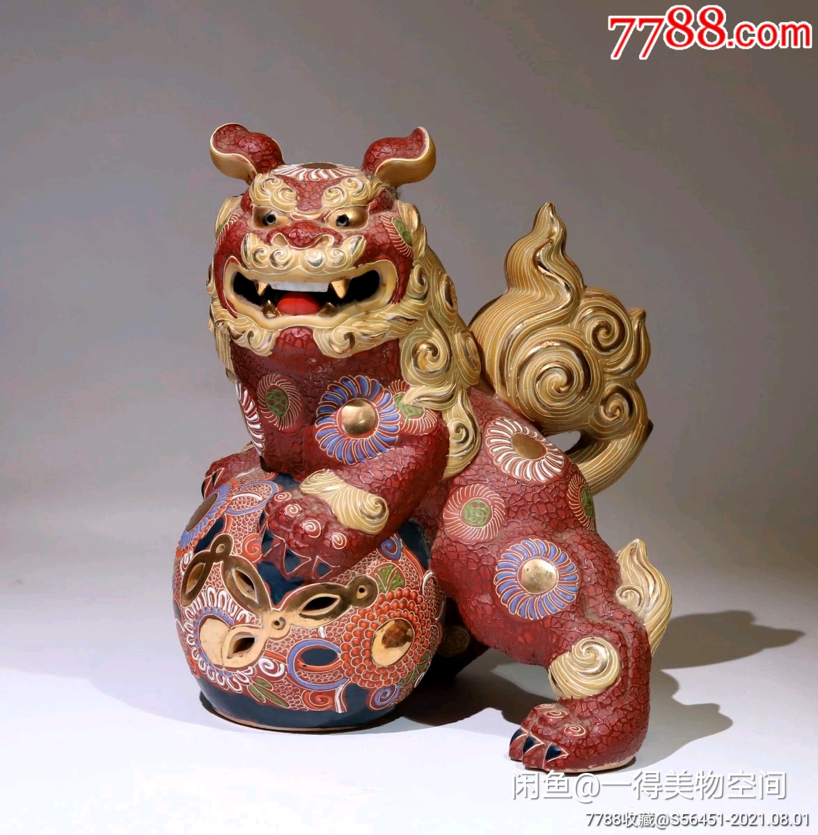 日本名窑九谷彩绘瓷塑狮子局部描金