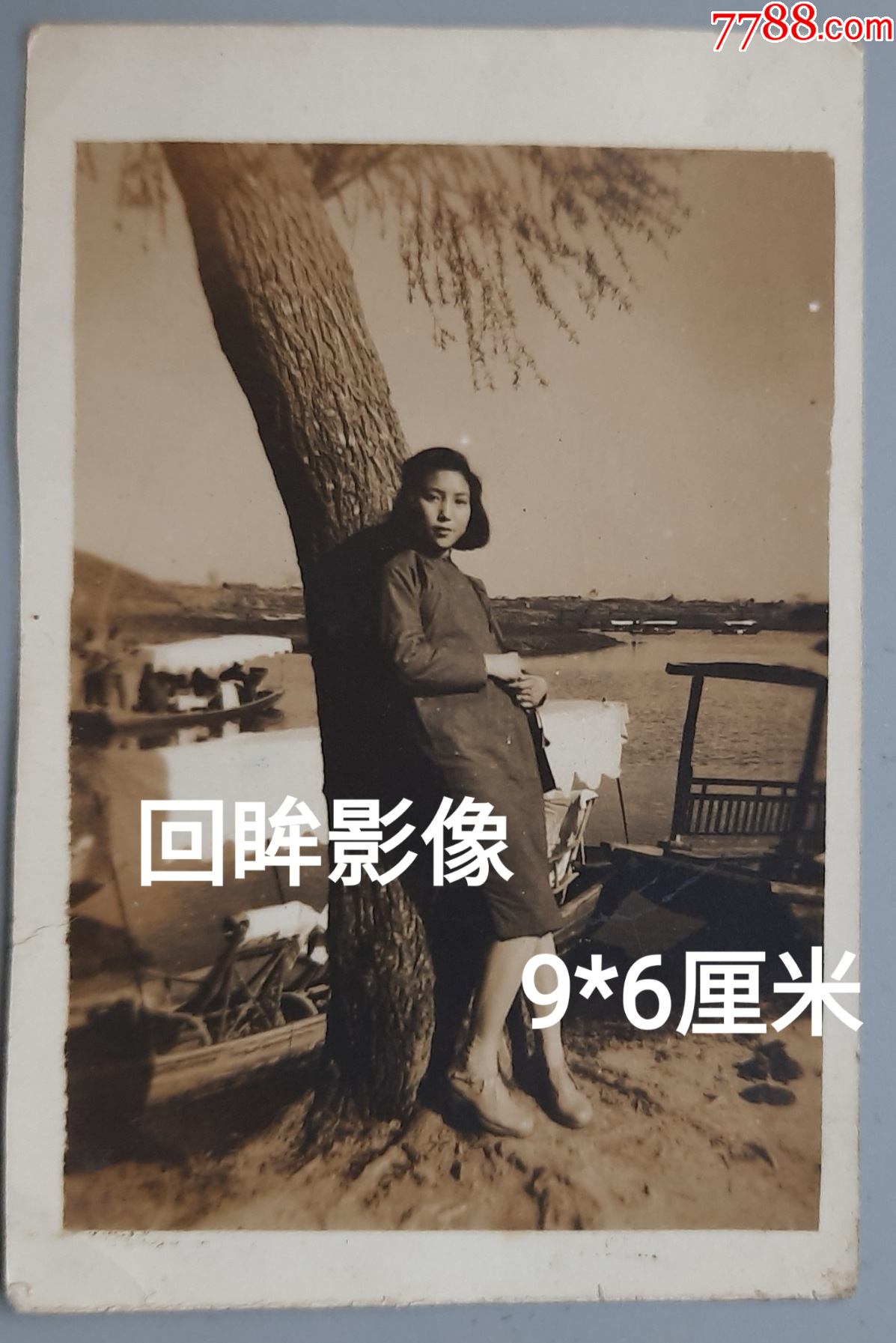 民国江南游船旁倚靠大树的旗袍美女