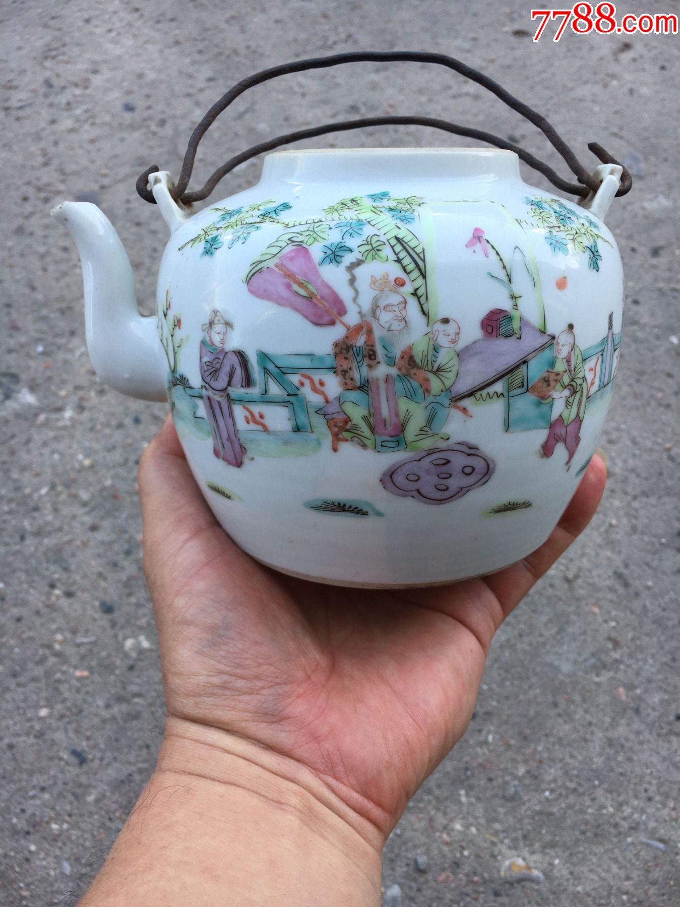 光绪官窑内造款满工粉彩人物壶