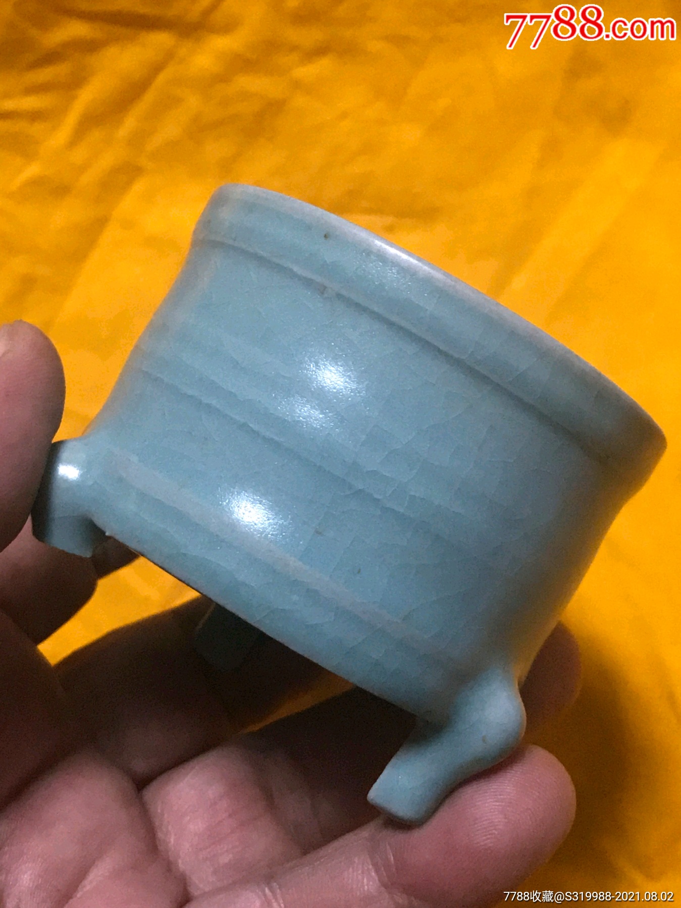 汝窑弦纹三足尊