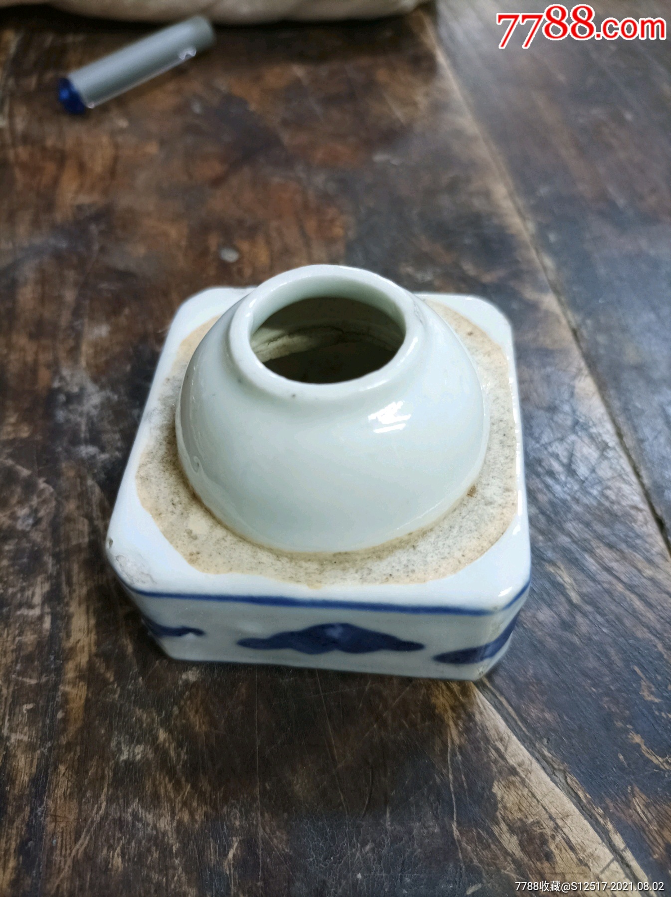 清早期青花水盂,人物图案,6/6/5厘米,口一处飞皮,楞有爆釉,中间接胎