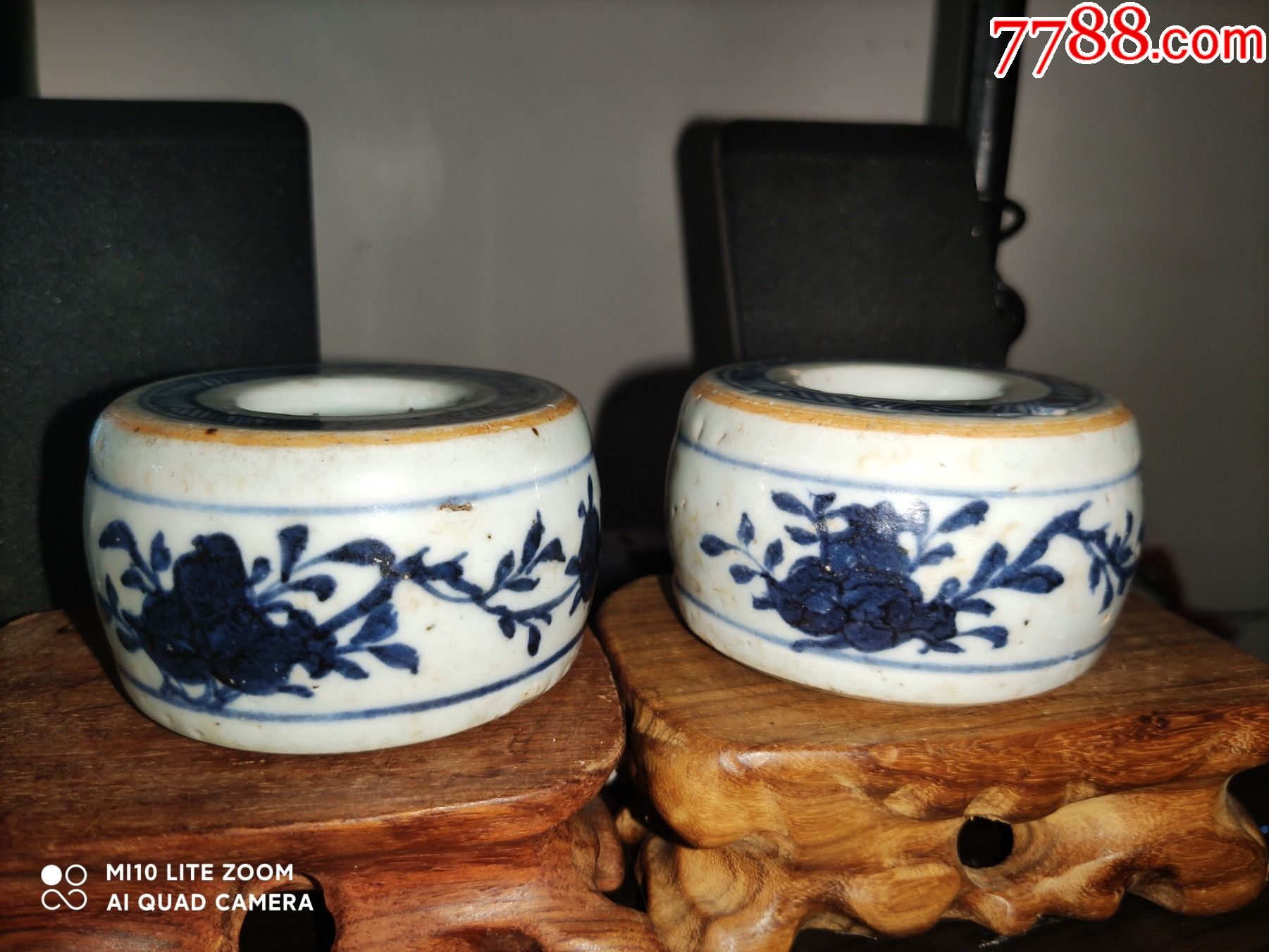 一对青花石榴纹瓷鼓