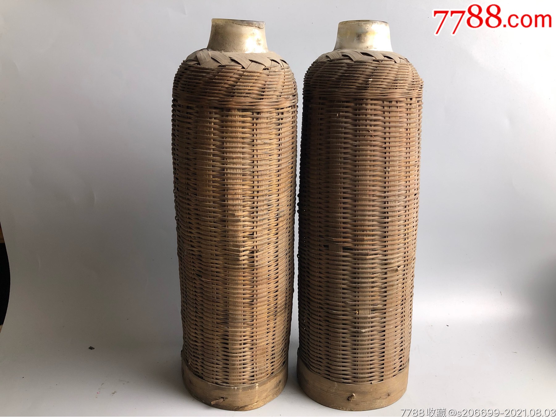 老式热水瓶一对