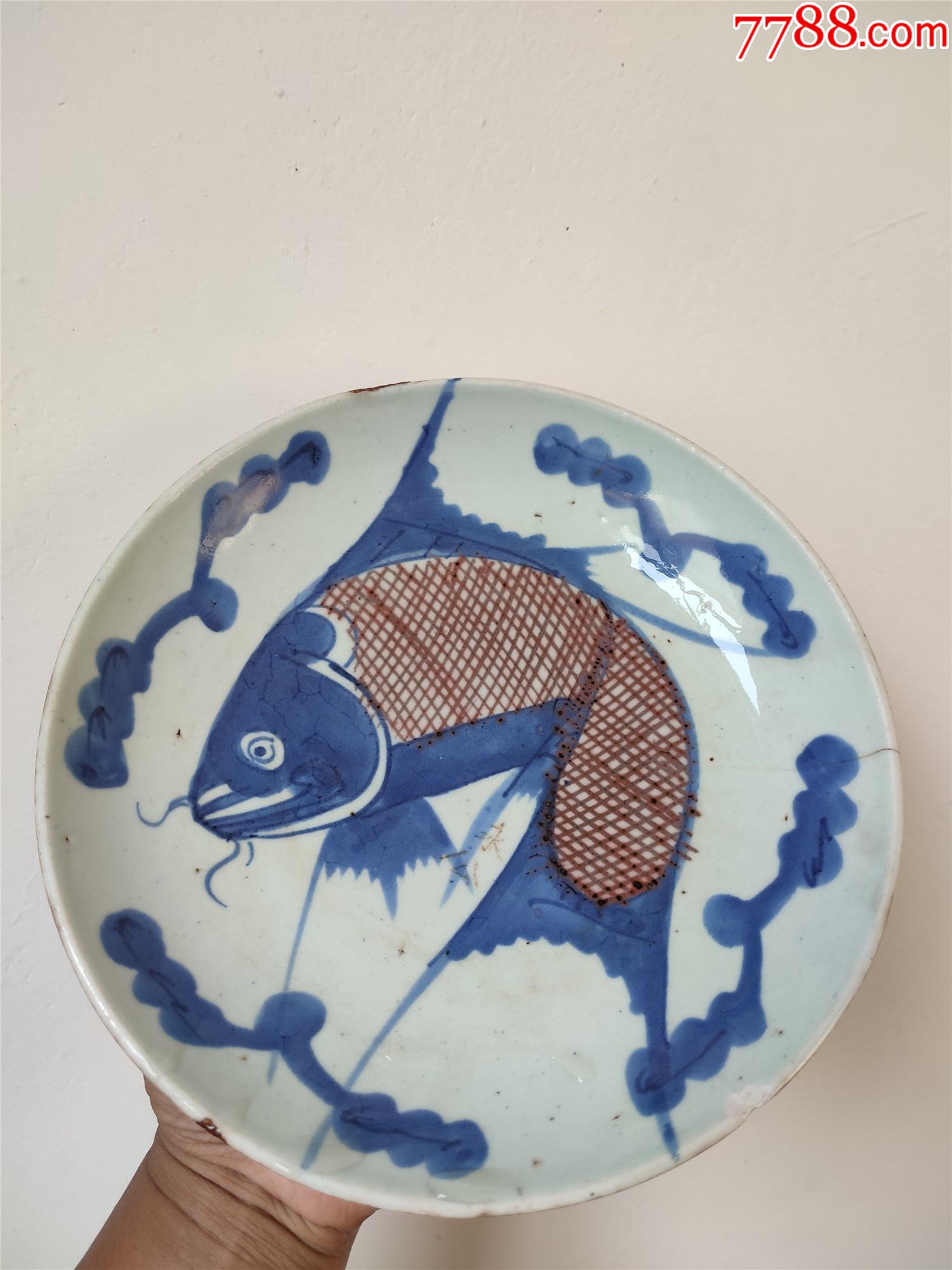 青花釉里红鱼盘子,直径23厘米,有2条短小的冲线,边子背面上面有一个小