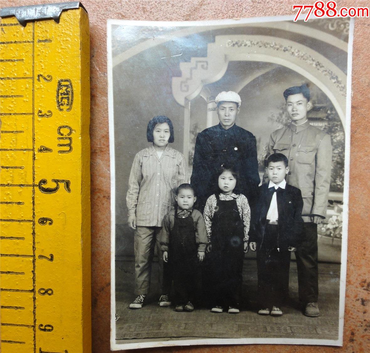 老照片收藏210801解放初期边疆高矮排序的三孩家庭全家福