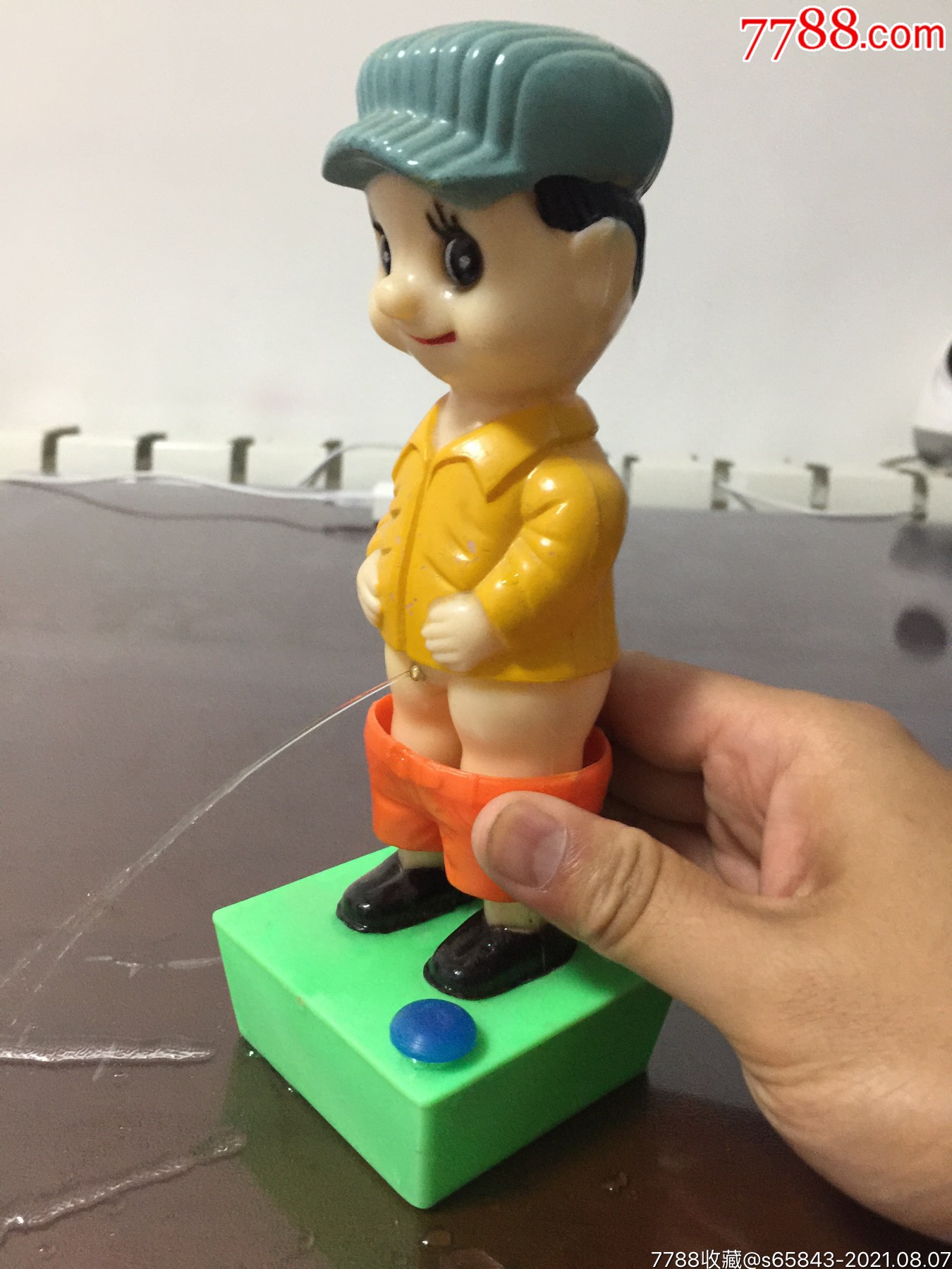 老塑料玩具撒尿的小男孩能手动控制