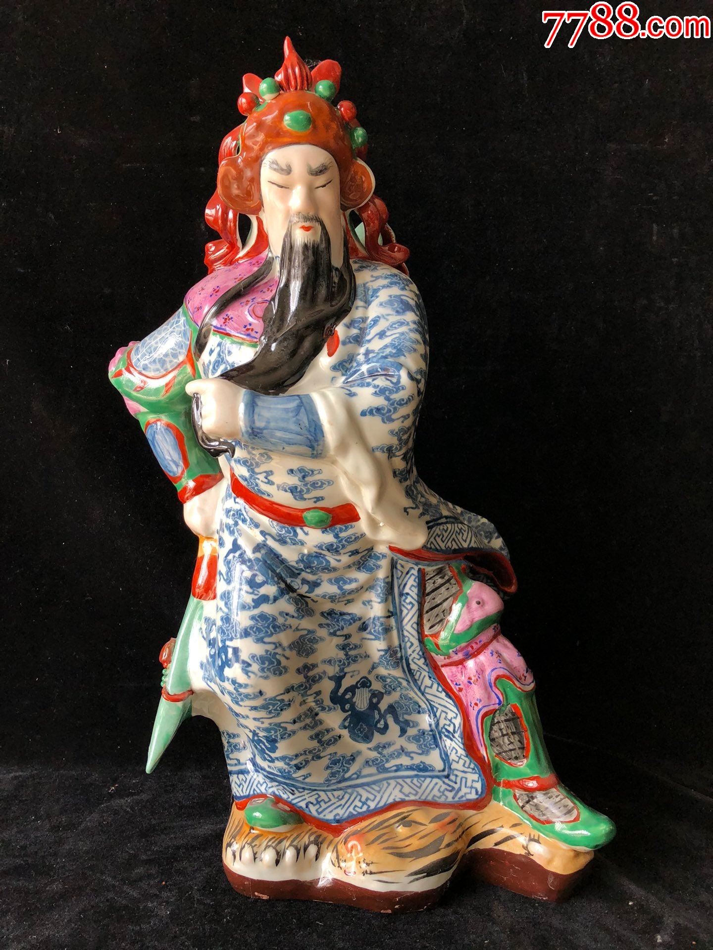 青花缠枝莲关公