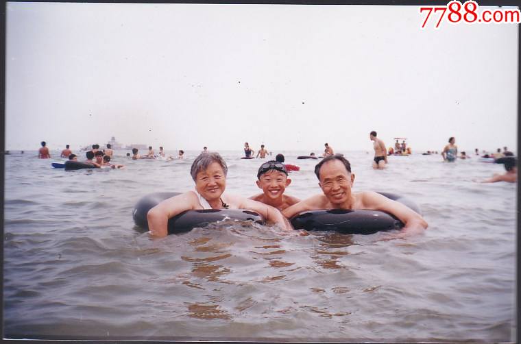 爷爷奶奶孙子在江里游泳圈游泳_老照片_影像会馆【7788收藏__收藏热线