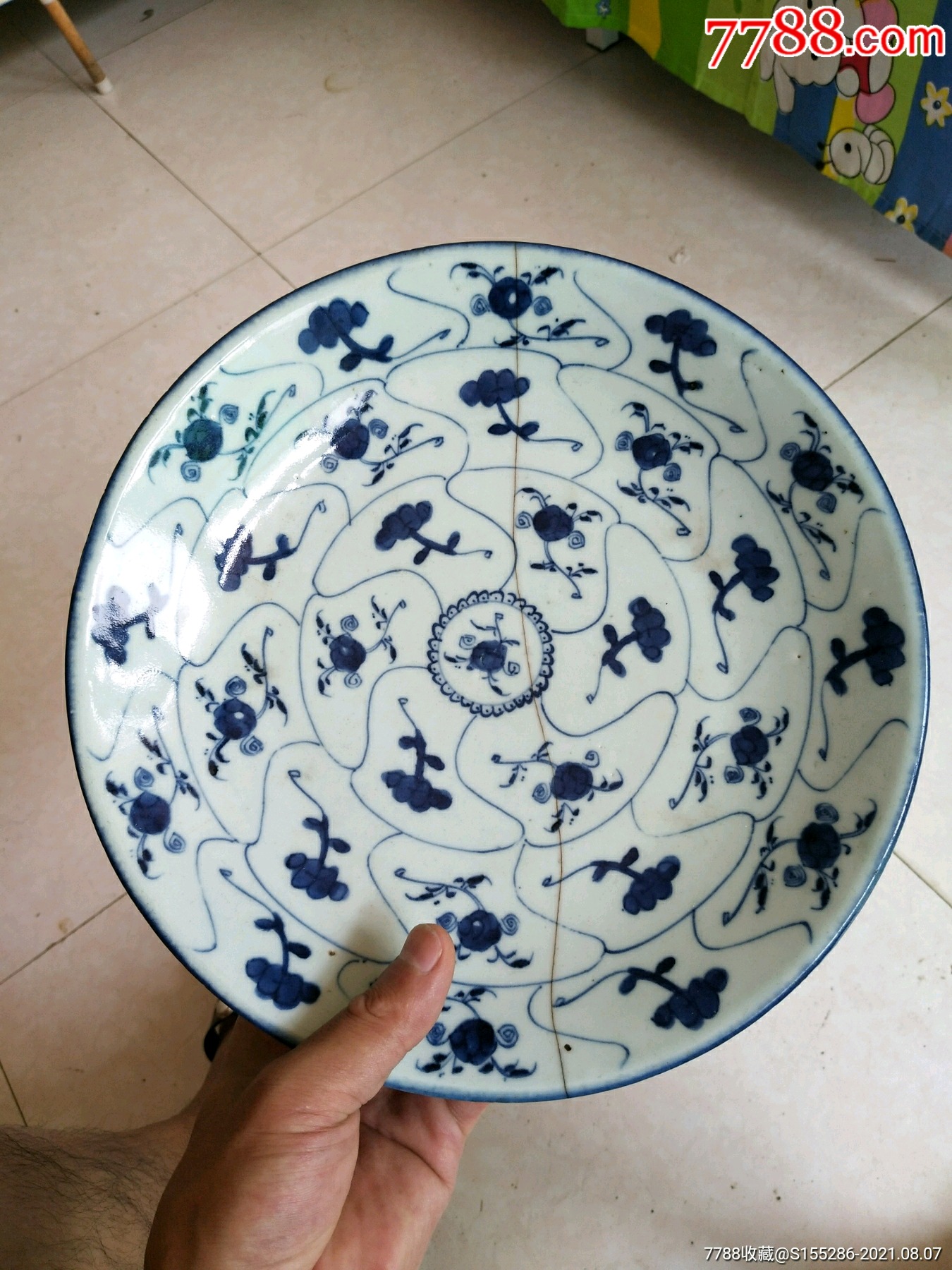 清中期成化年制款灵芝大盘,画工细路,釉水发色一流,尺寸25.