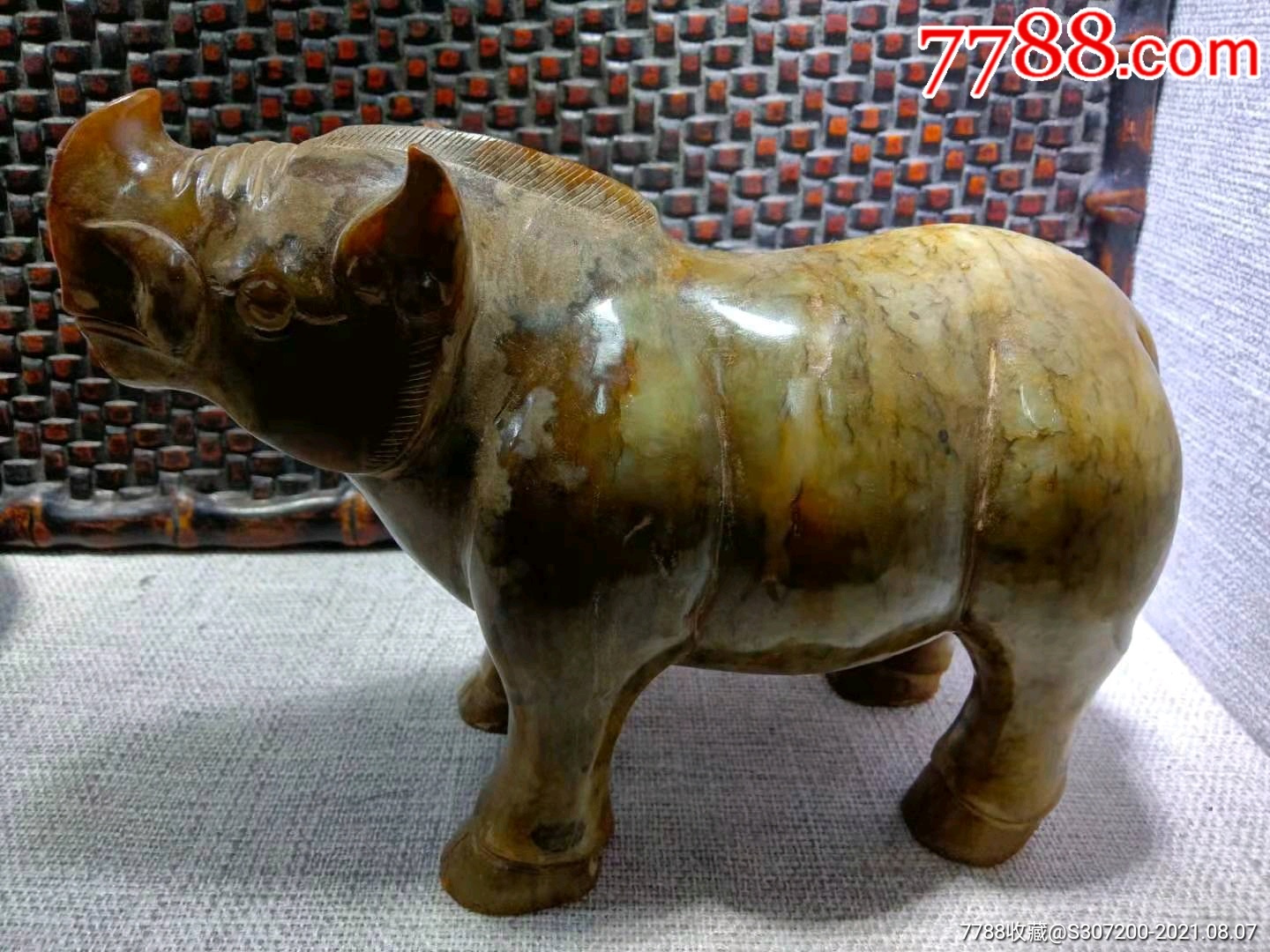 摆件和田玉古代犀牛