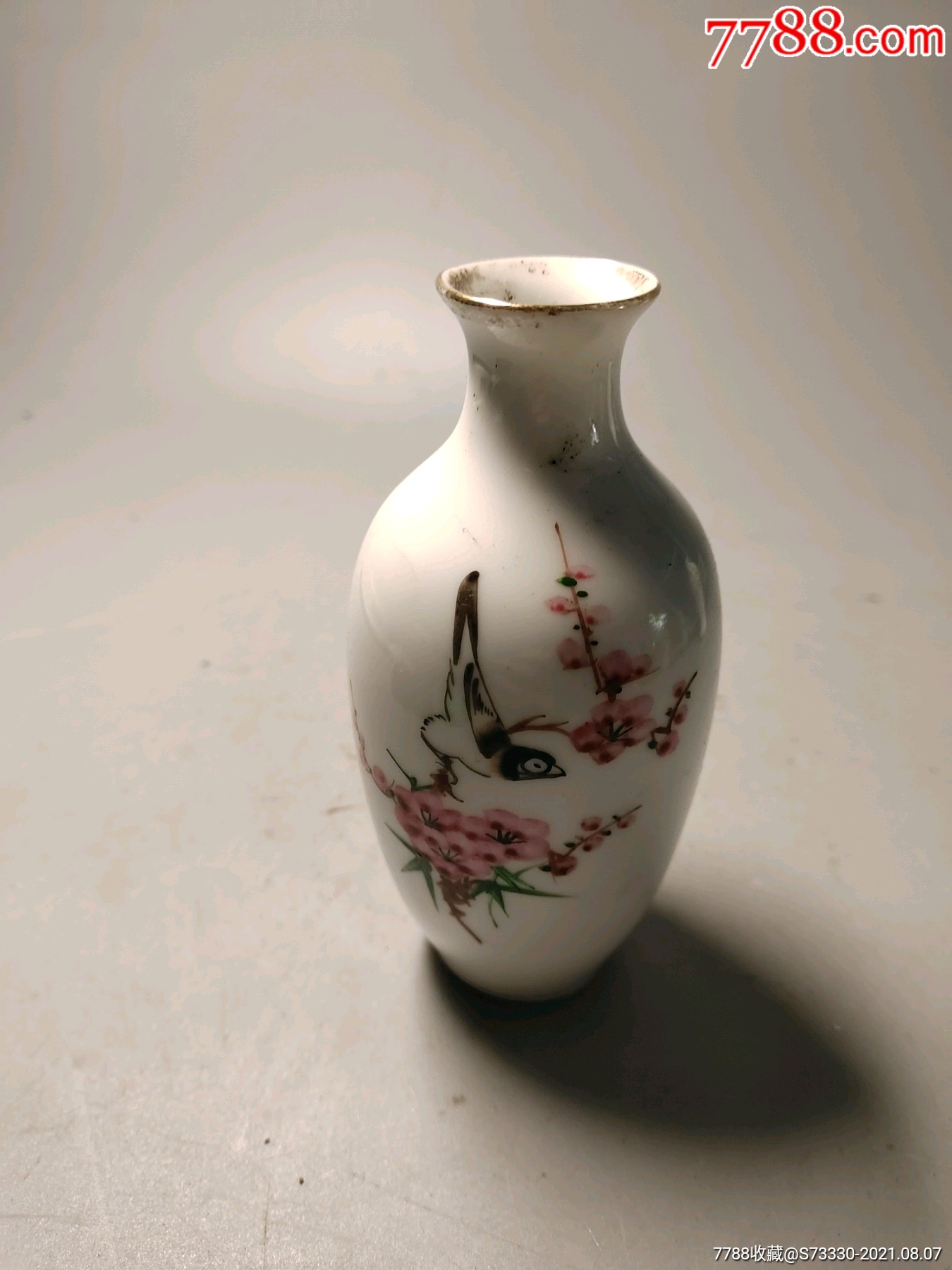 七八十年代,景德镇粉彩手绘喜鹊登梅小花瓶2