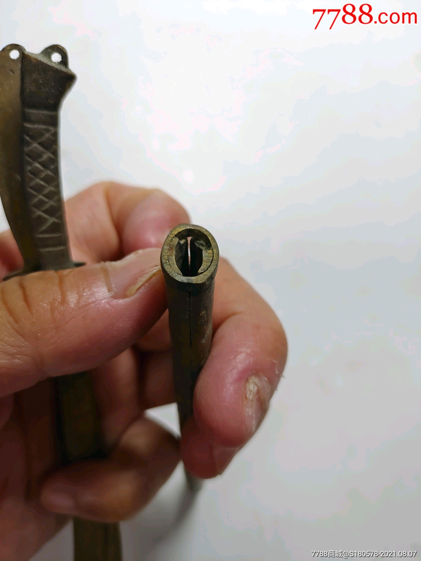 八十年代长193厘米少林双刀字龙纹图黄铜质裁纸刀一套两把和一鞘