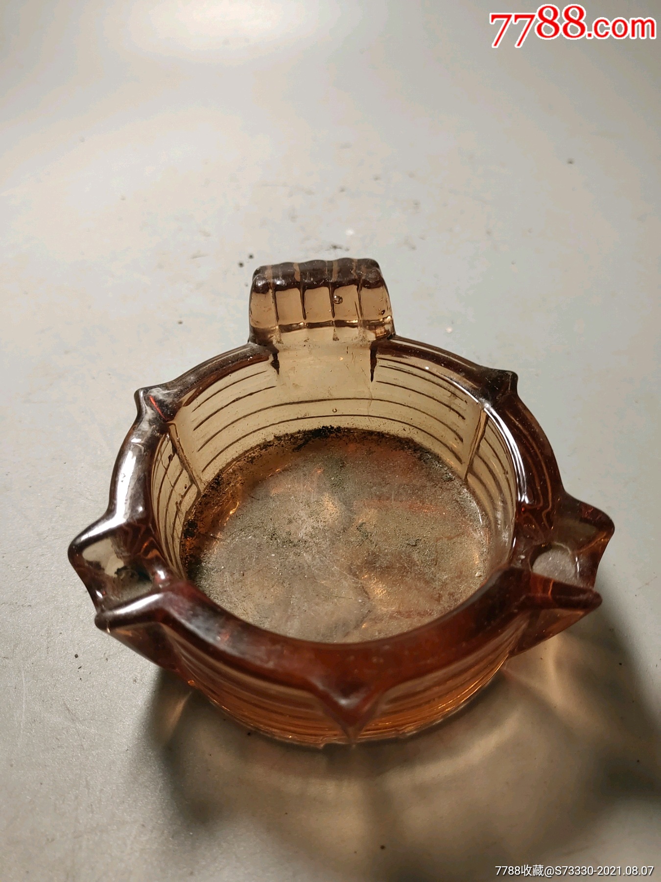 民国建国初圆形玻璃烟灰缸一只