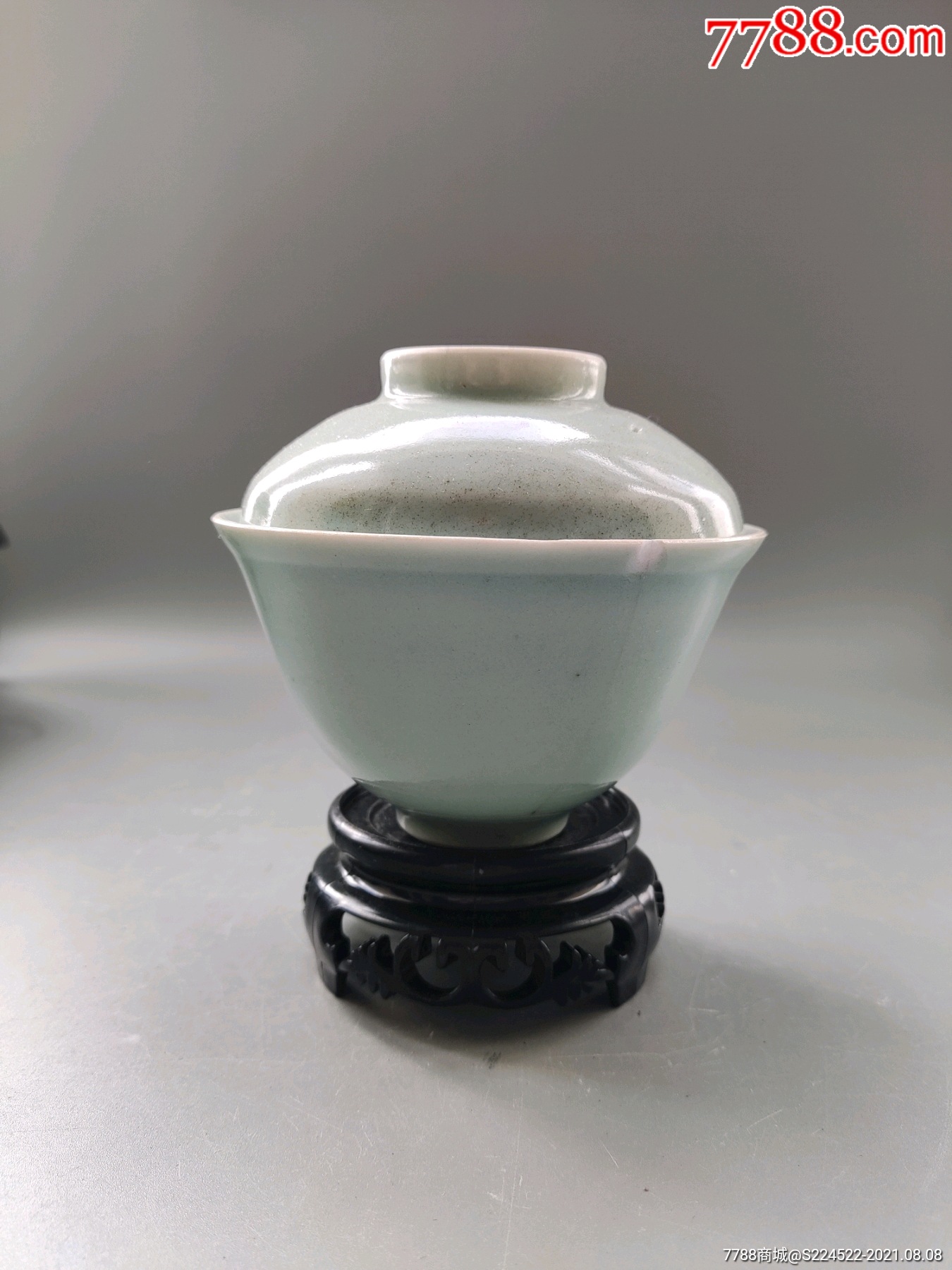 乾隆豆青釉盖碗