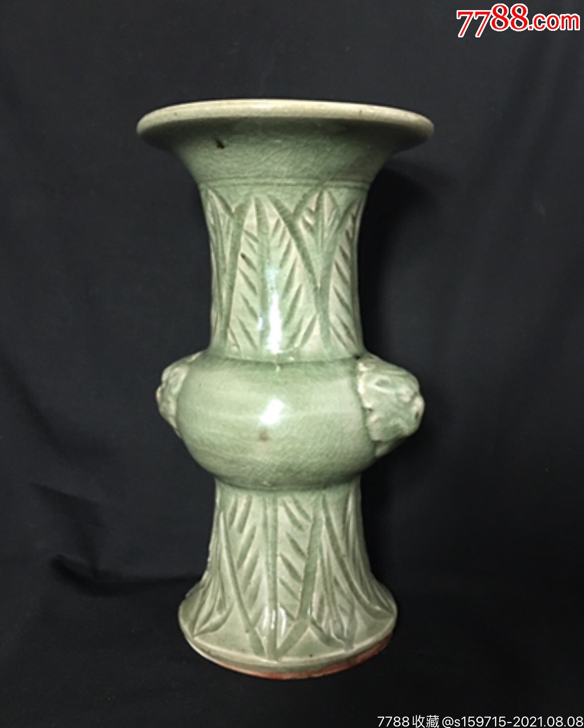 明代龙泉窑兽头辅首蕉叶纹觚