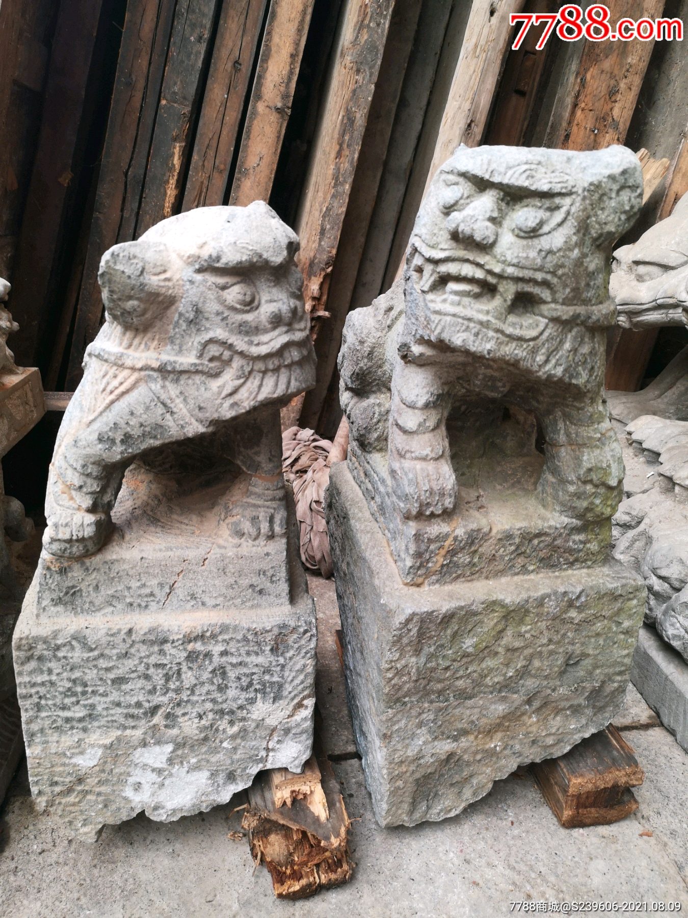 一对清代青石狮子