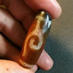 藏传红皮双白毫象雄玛瑙天珠宝贝尺寸长365宽13毫米左右