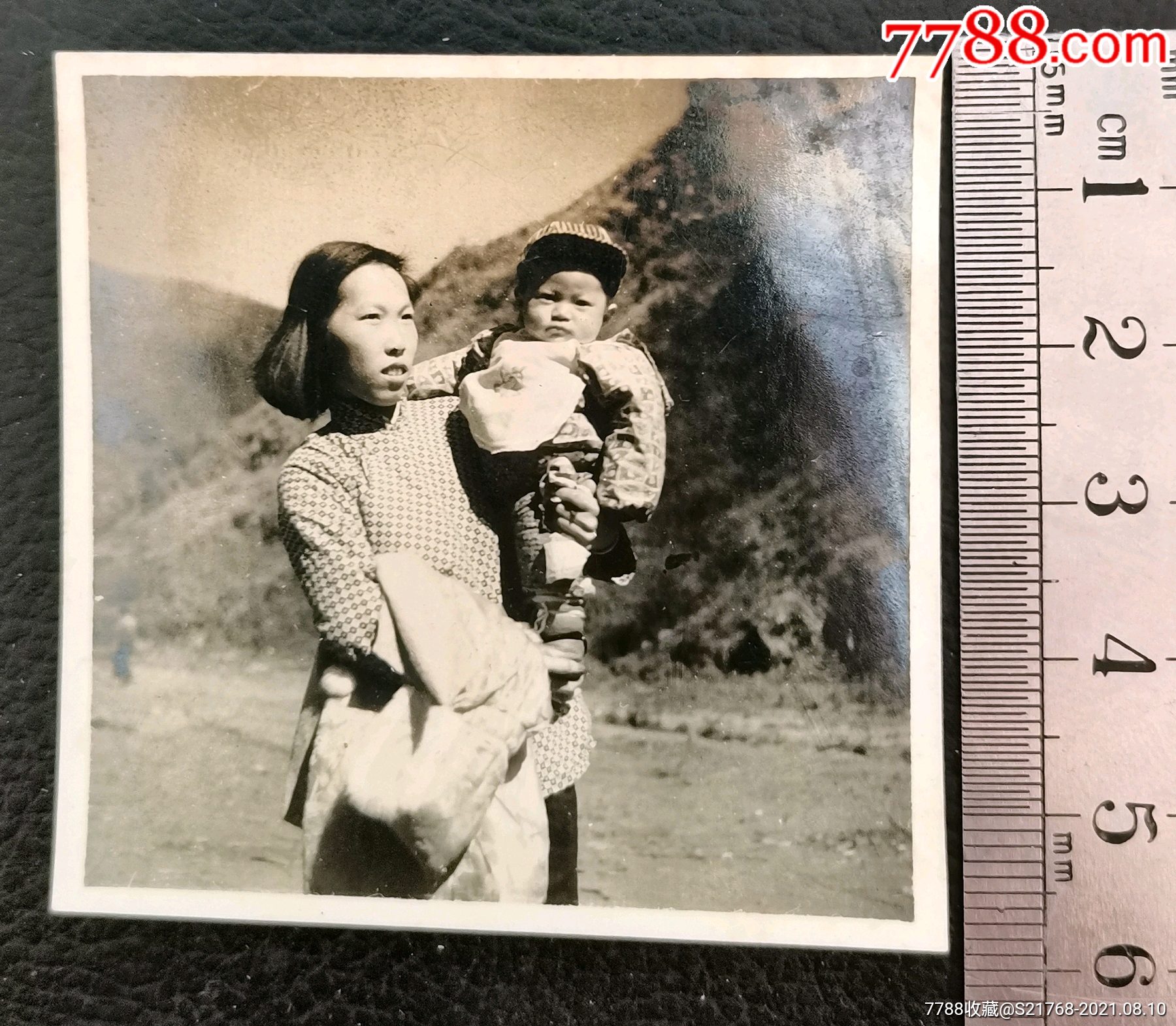 50年代美女抱孩子-价格:6.0000元-se81930176-老照片-零售-7788老照片