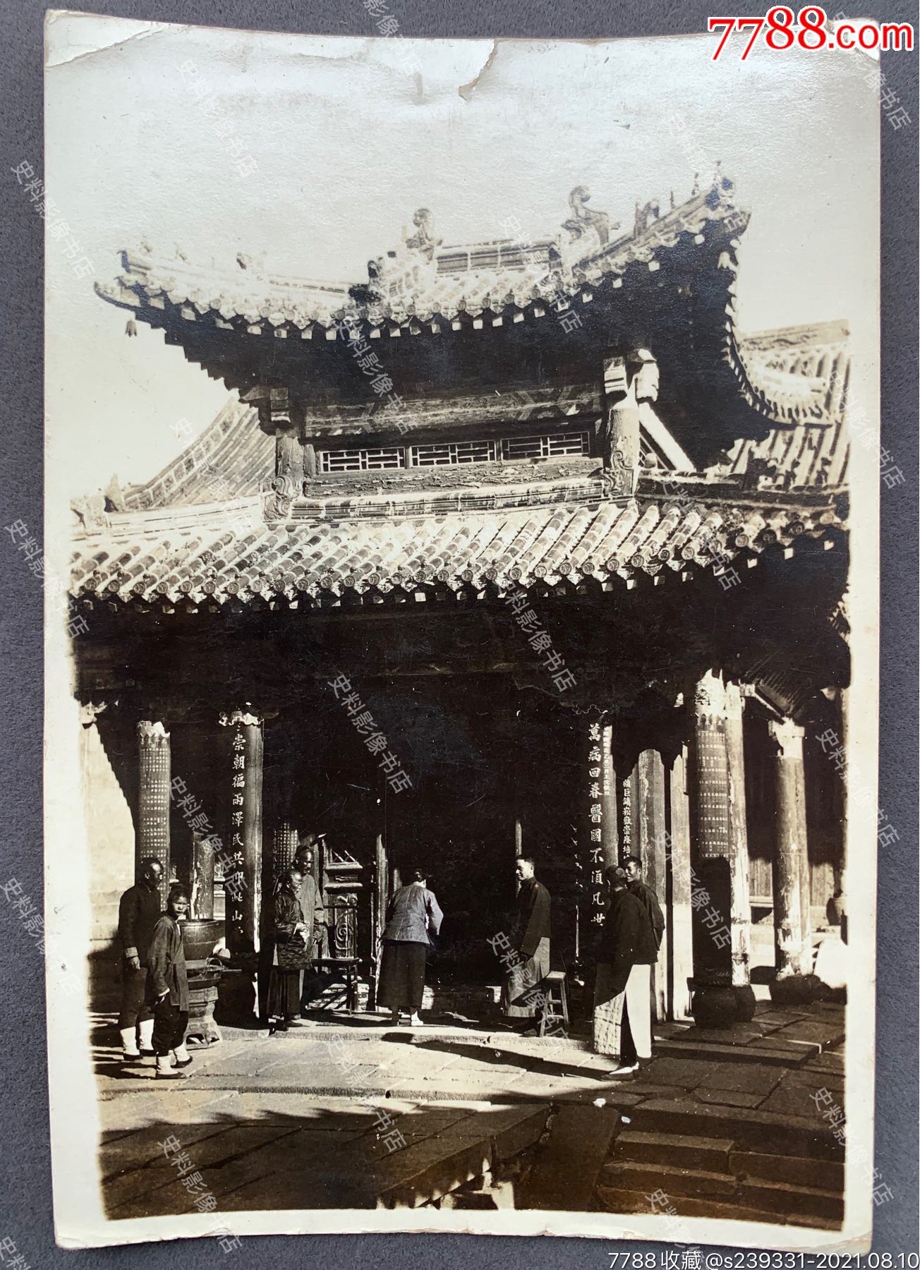 民国时期一座庄严的古庙宇前等候烧香的众信徒银盐老照片一枚