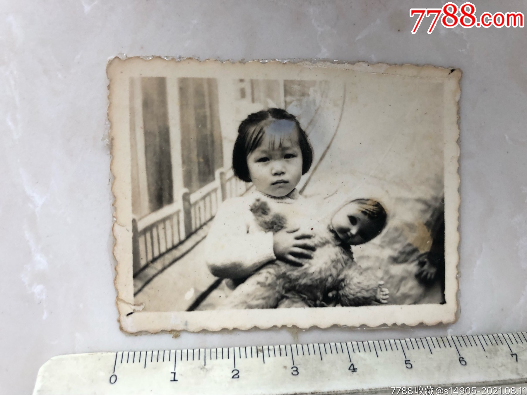 抱洋娃娃的小女孩原版老照片